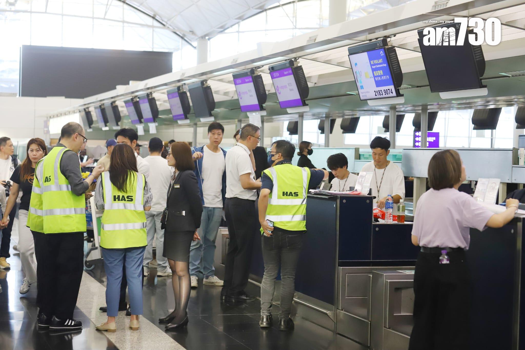 航空公司派出大量職員在櫃位協助辦理登機。(羅錦鴻攝)