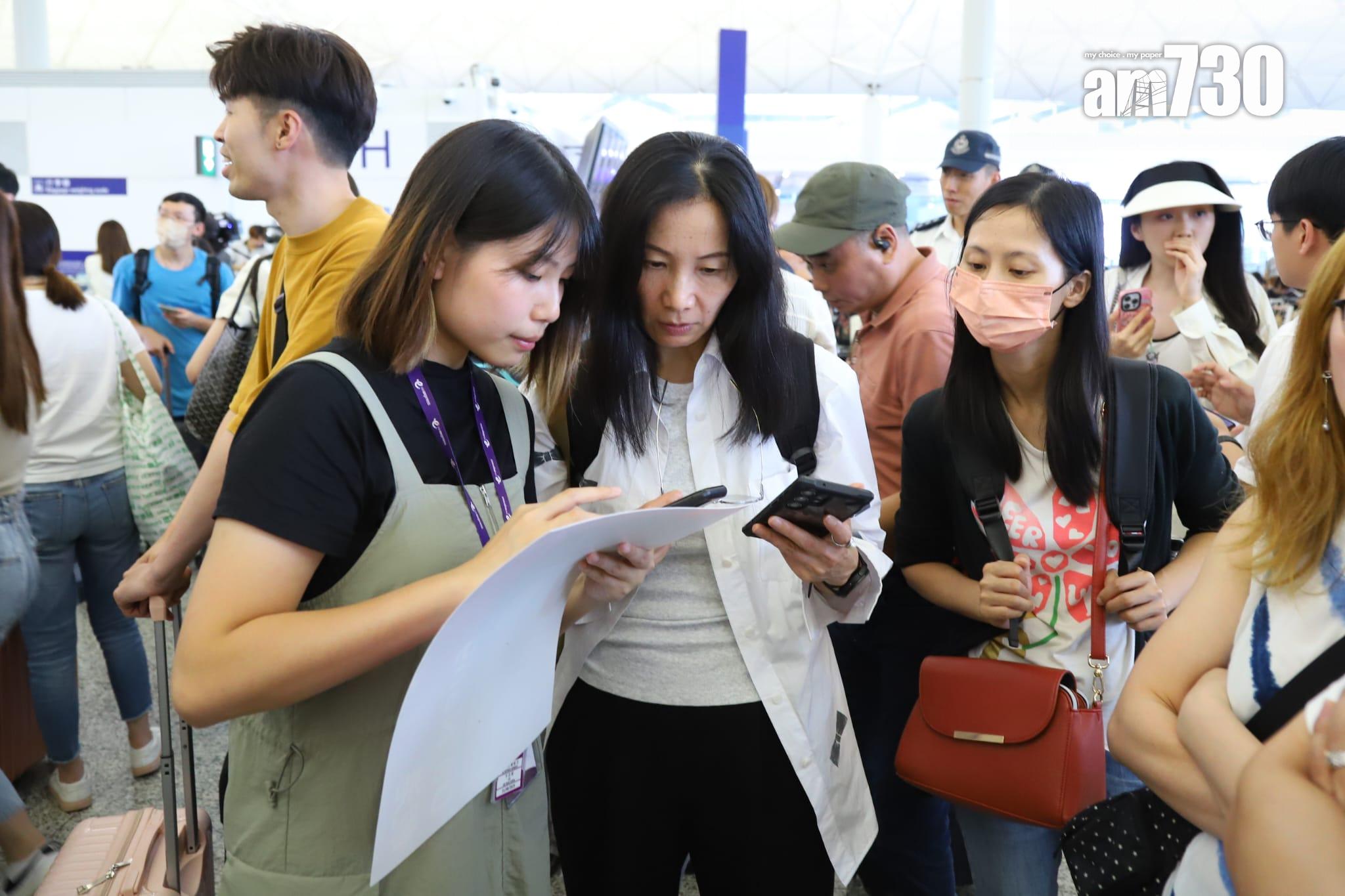 航空公司職員人手協助辦理登機。(羅錦鴻攝)