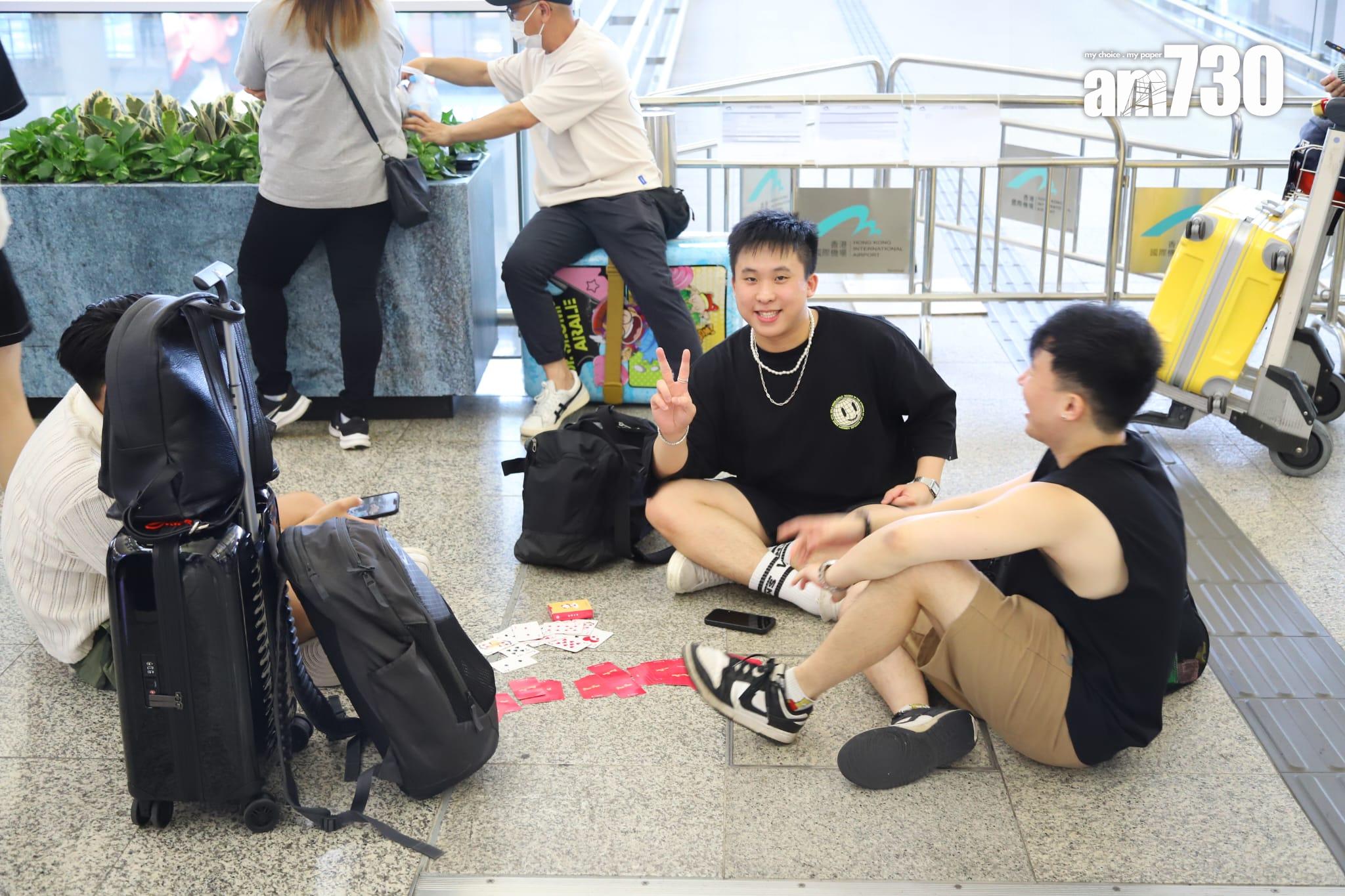 旅客索性在機場玩樂等候。(羅錦鴻攝)