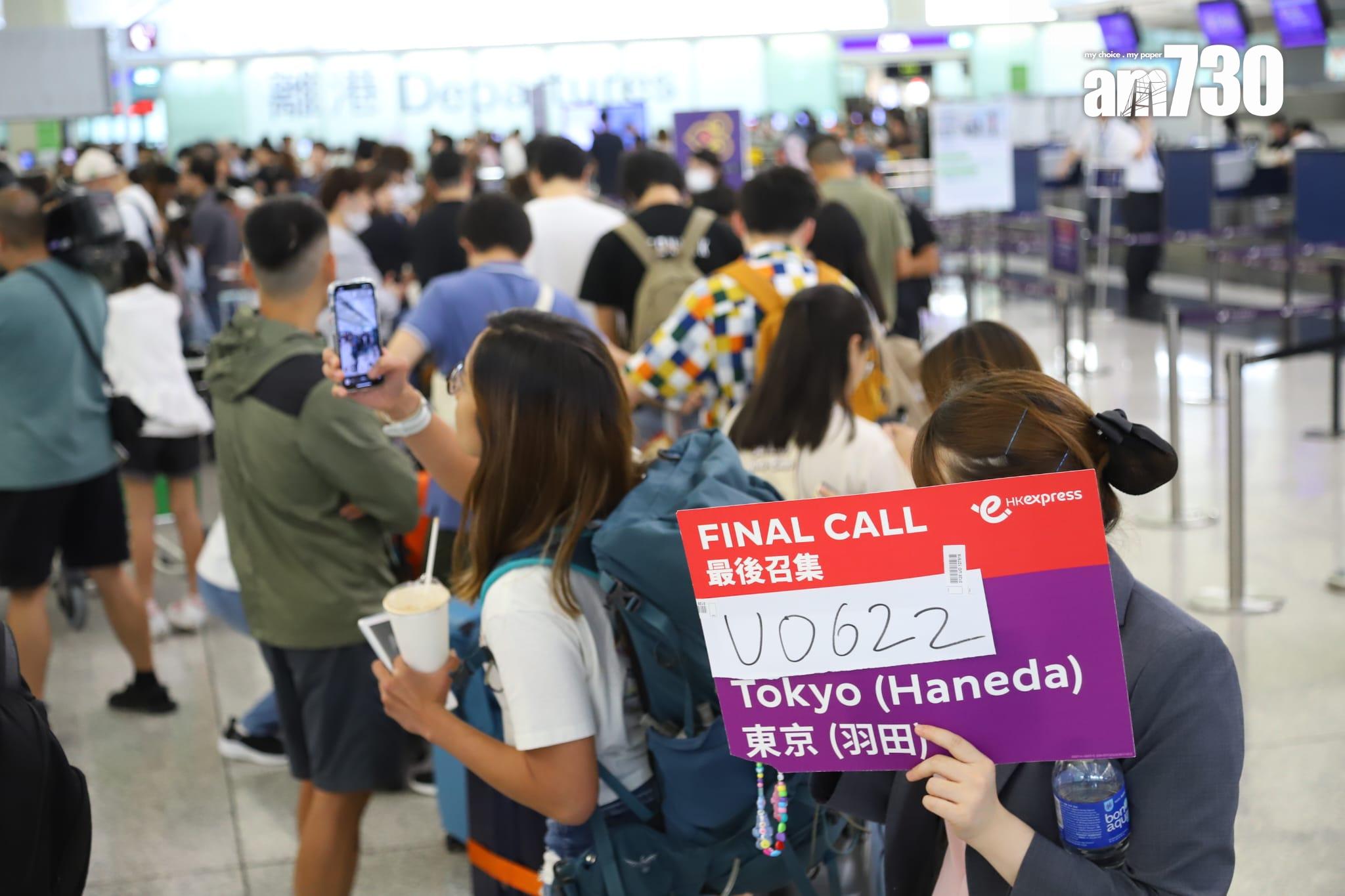 航空公司要手寫告示通知旅客。(羅錦鴻攝)