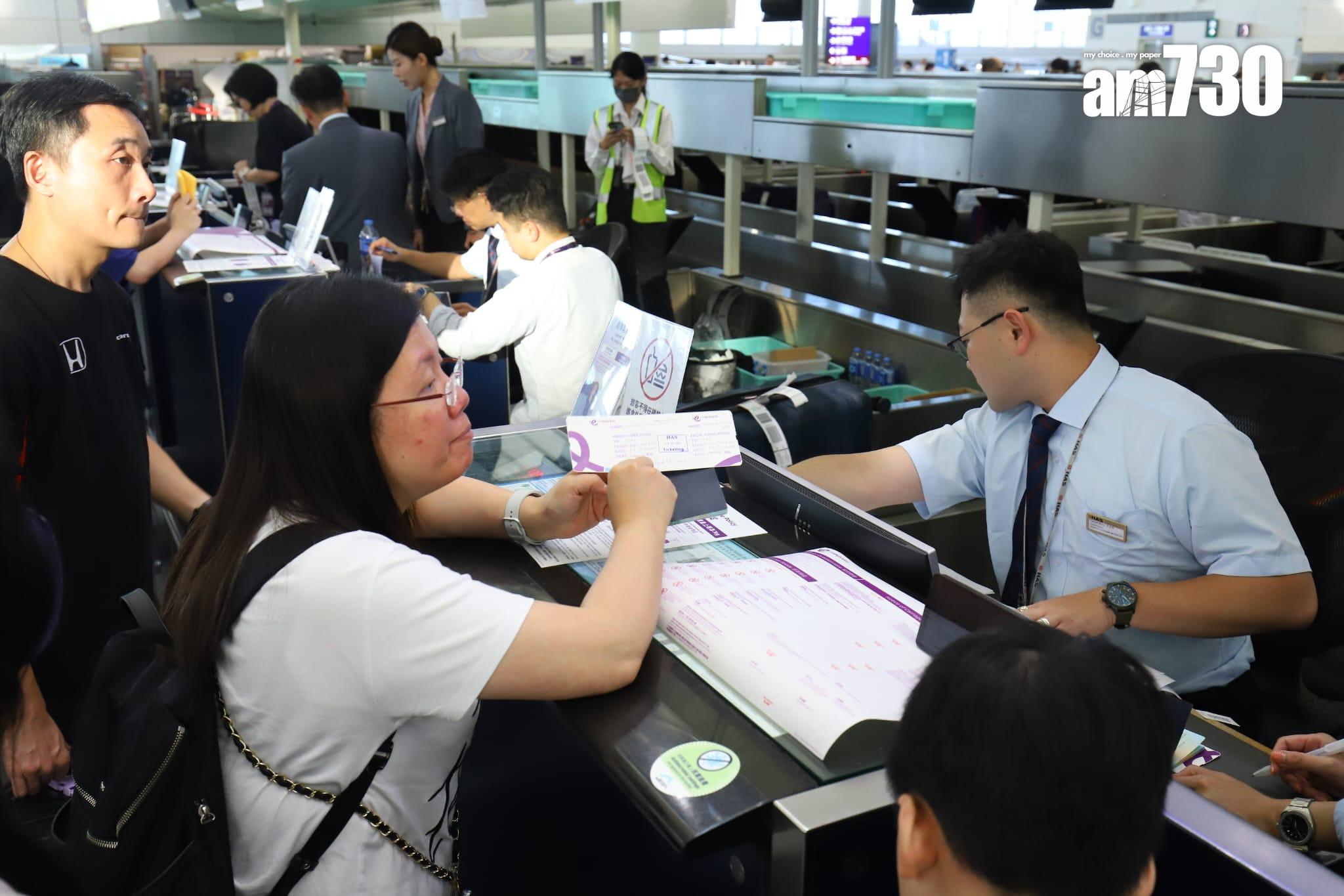 航空公司職員需要人手辦理登機手續。(羅錦鴻攝)