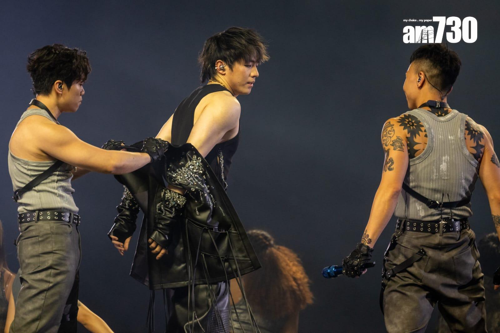 陳卓賢Ian穿U形低胸背心,跳唱團歌《Sheesh》。(陳奕釗攝)