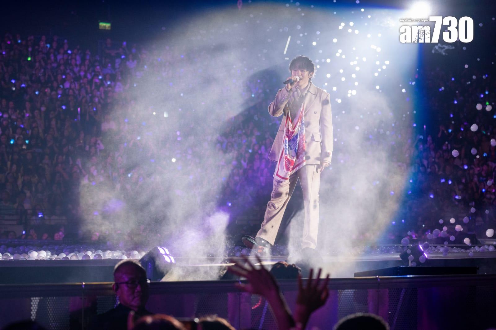 陳卓賢Ian邀請全場觀眾為14位舞者鼓掌。(陳奕釗攝)