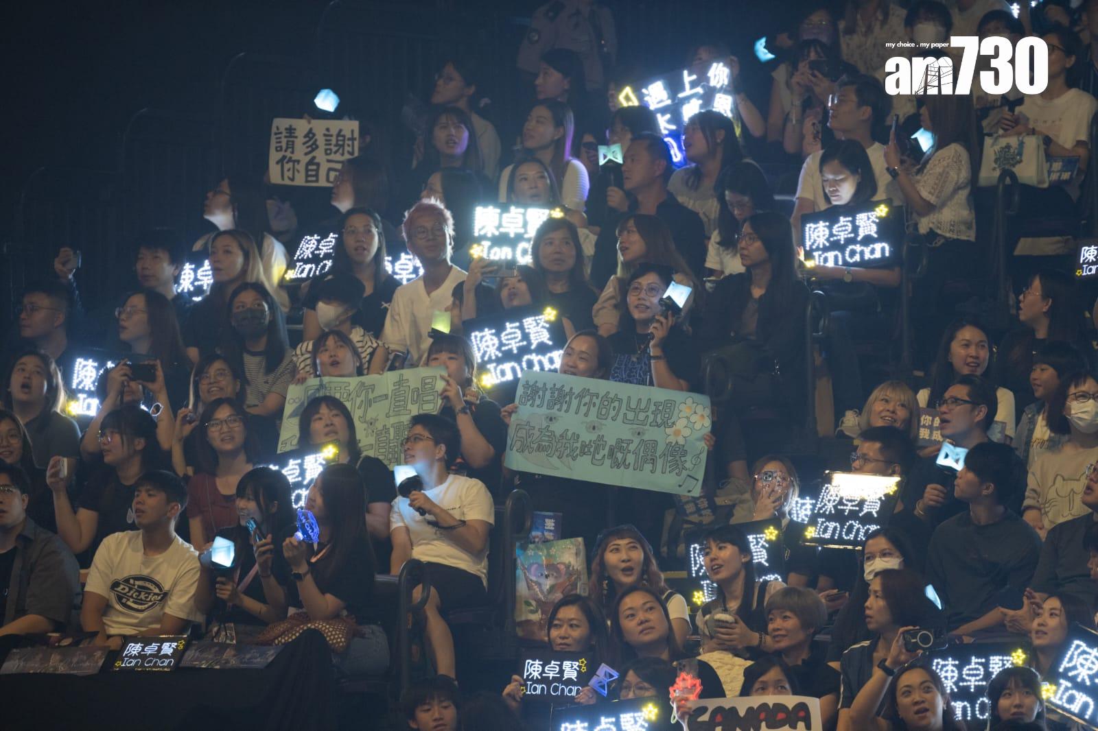 觀眾舉行手燈或燈牌有叫encore(陳奕釗攝)