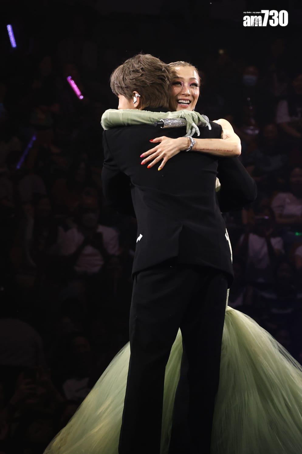 Sammi演唱會尾場,請來Jeffrey擔任嘉賓合唱《不要驚動愛情》。