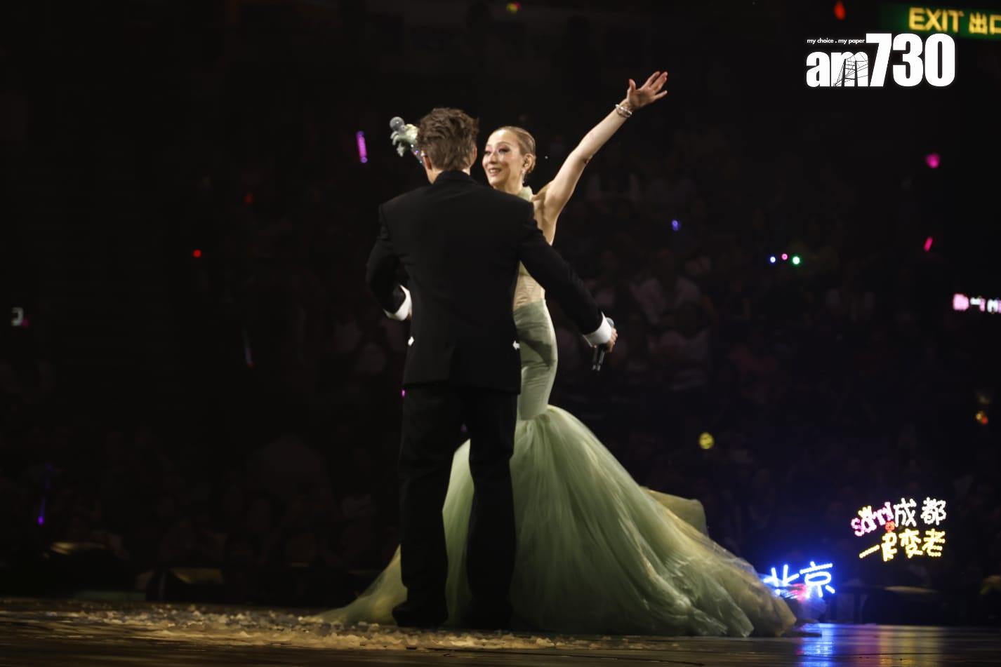 鄭秀文演唱會尾場,請來魏浚笙Jeffrey擔任嘉賓合唱《不要驚動愛情》。