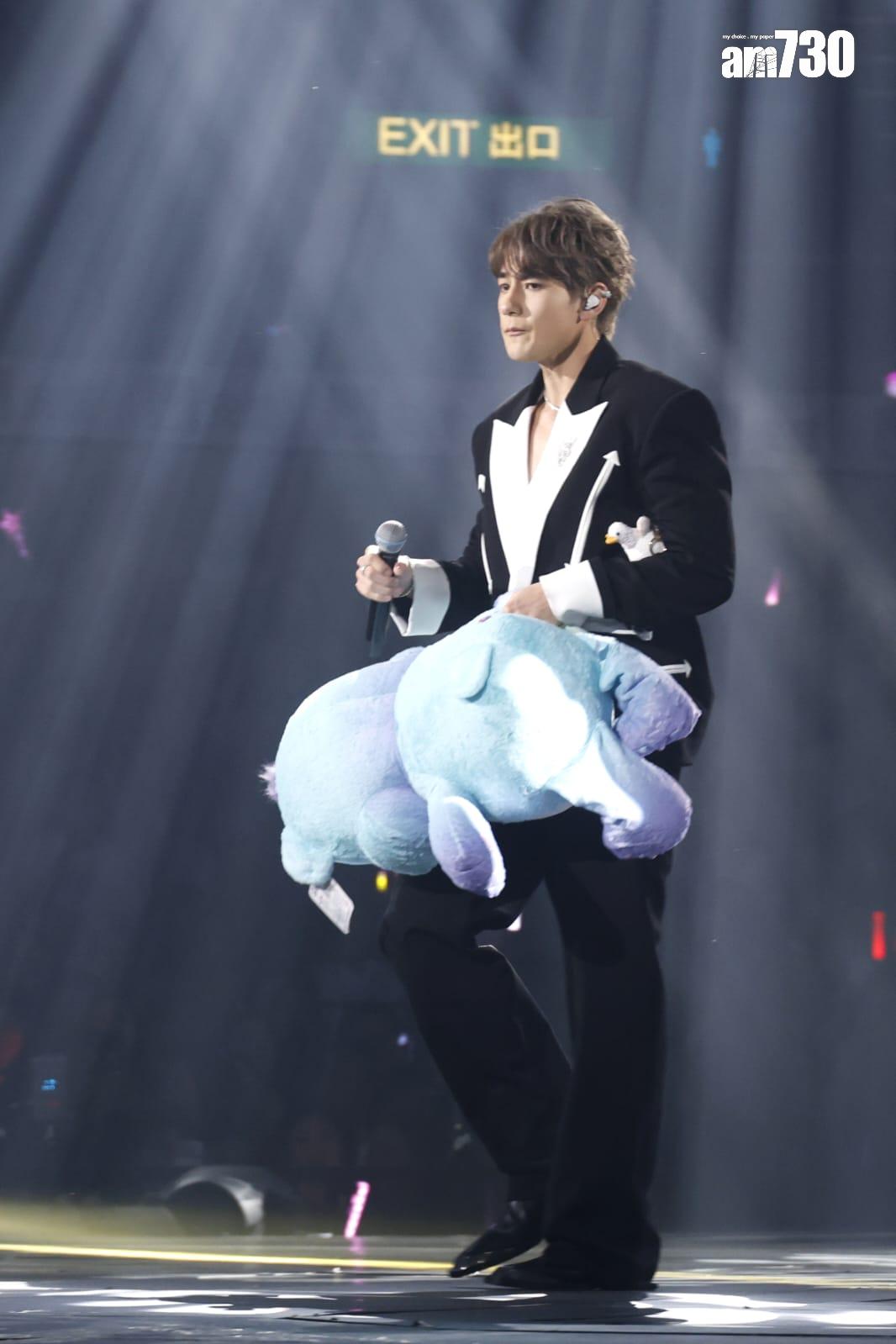 Jeffrey獻唱《失約巴黎》,收到fans不少禮物。