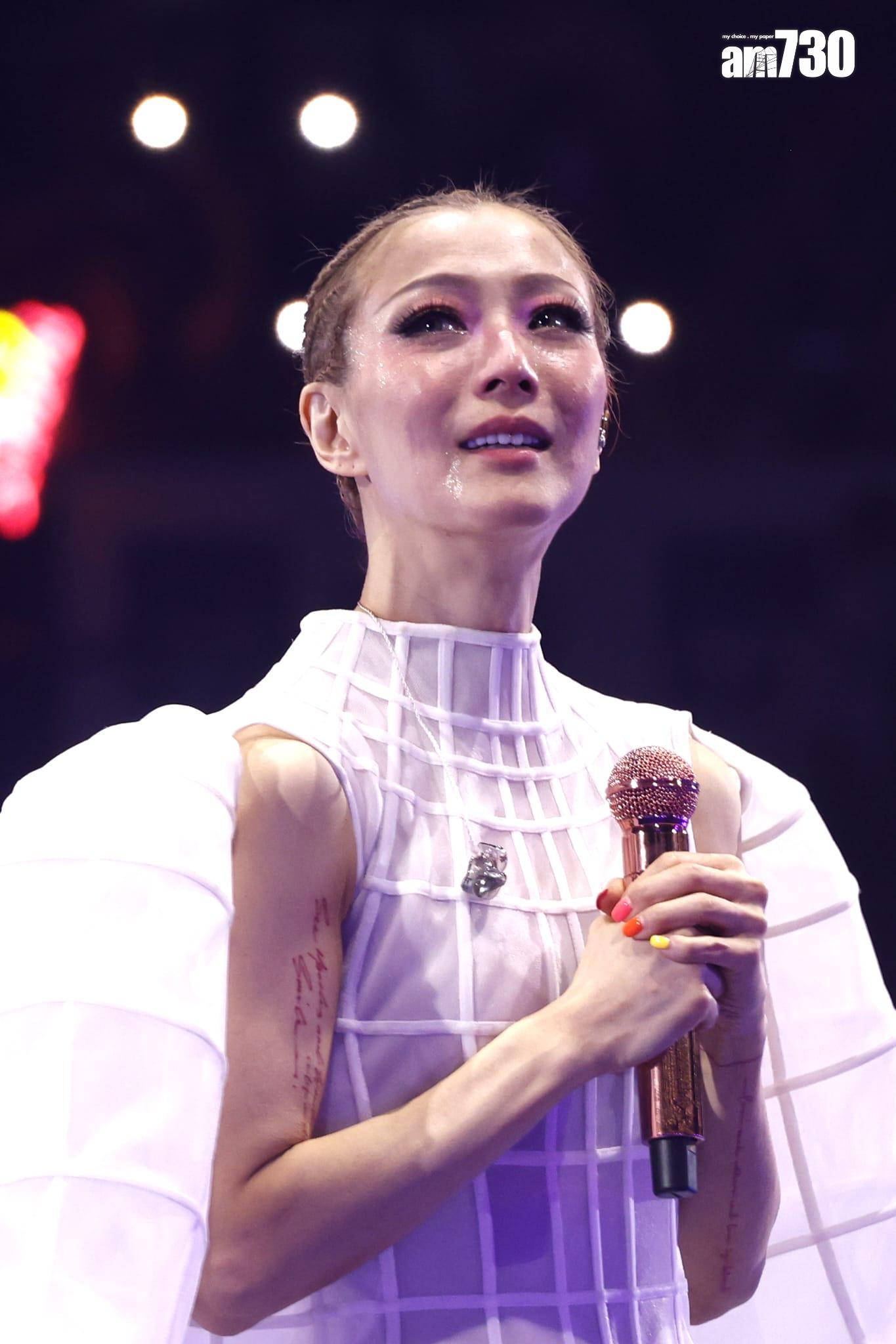 Sammi唱《交換溫柔》時,看到全場手機燈海,淚如雨下。(娛樂組攝)