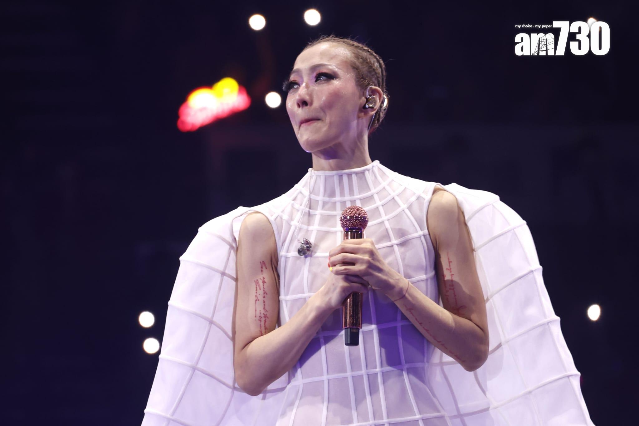 Sammi唱《交換溫柔》時,看到全場手機燈海,淚如雨下。(娛樂組攝)