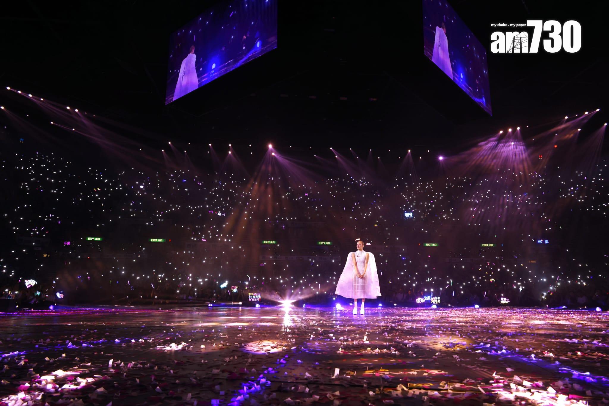 Sammi唱《交換溫柔》時,看到全場手機燈海,淚如雨下。(娛樂組攝)