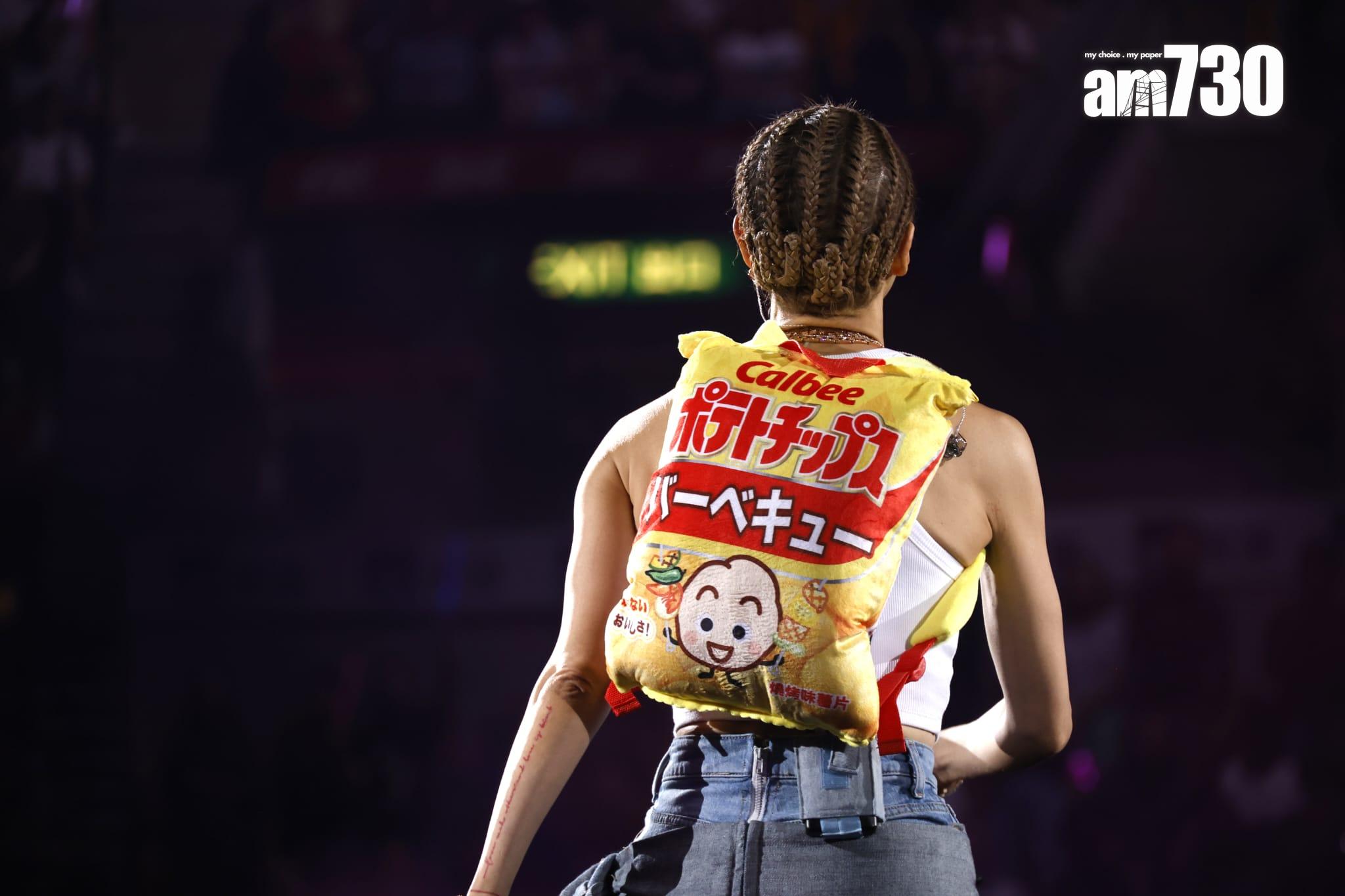 Sammi在尾場encore環節,收到fans送來零食,興奮高呼終於可食薯片。(娛樂組攝)