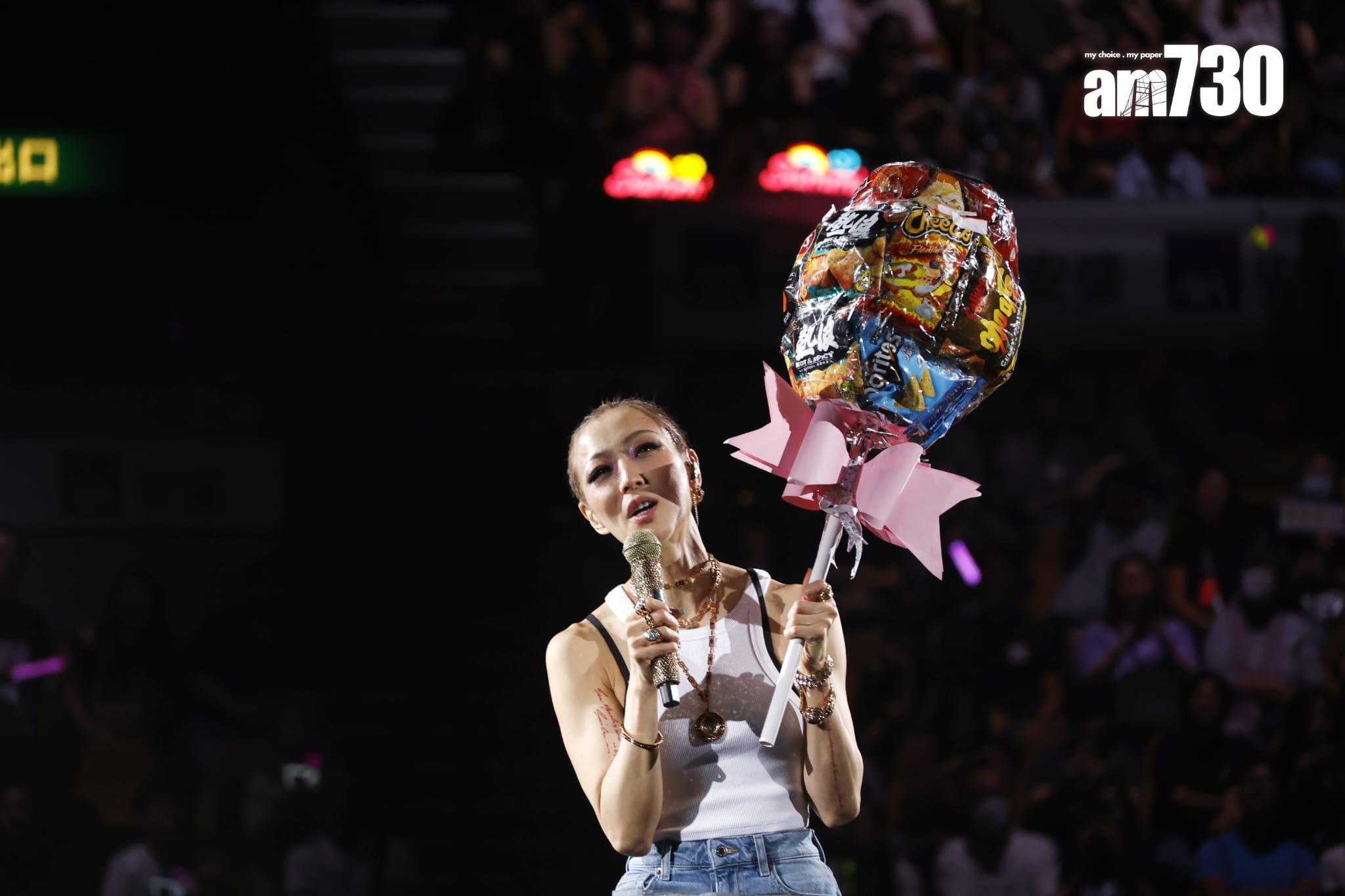 Sammi在尾場encore環節,收到fans送來零食,興奮高呼終於可食薯片。(娛樂組攝)