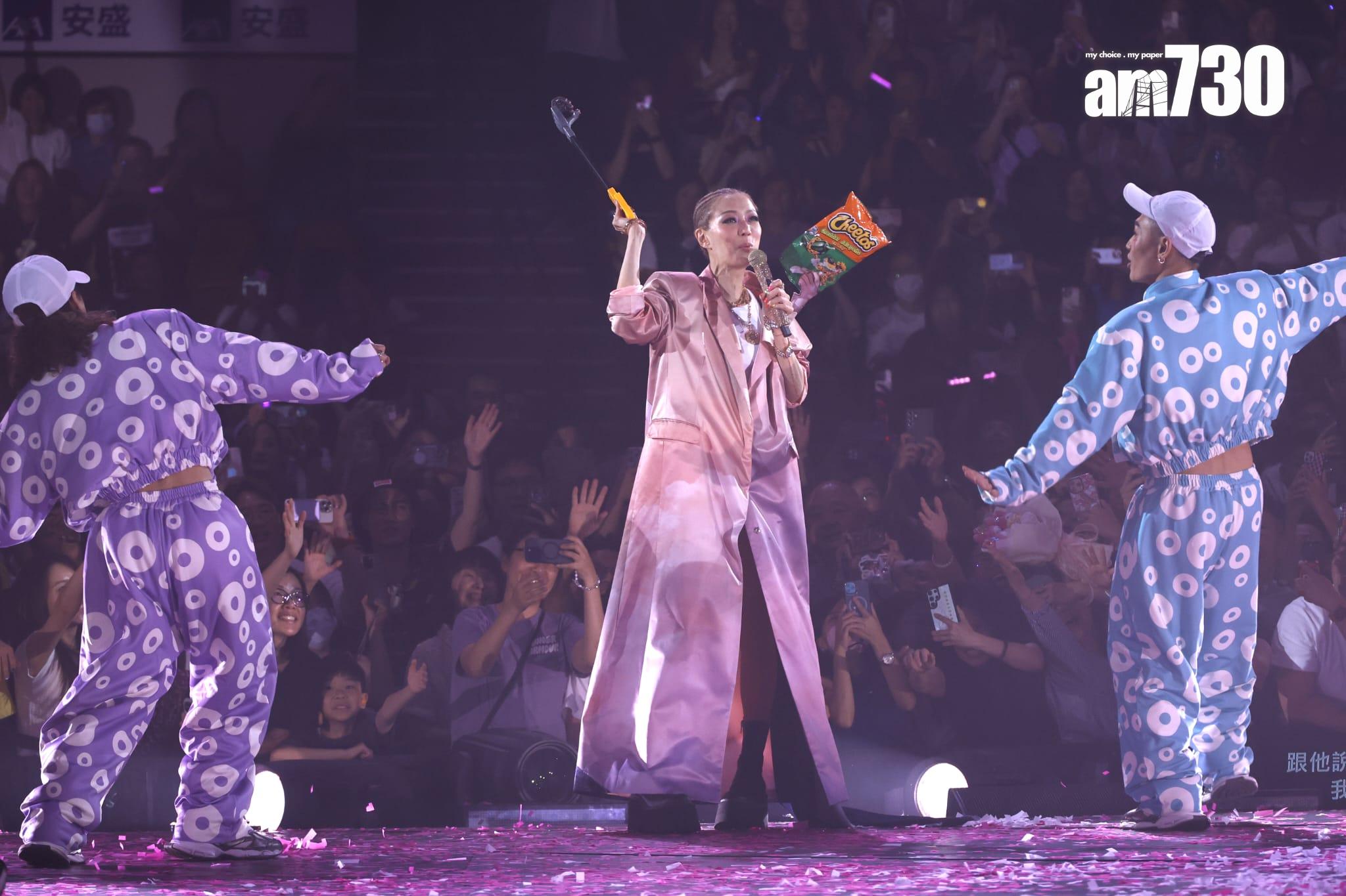 Sammi每晚演唱會均有新歌衫,尾場亦不例外。(娛樂組攝)