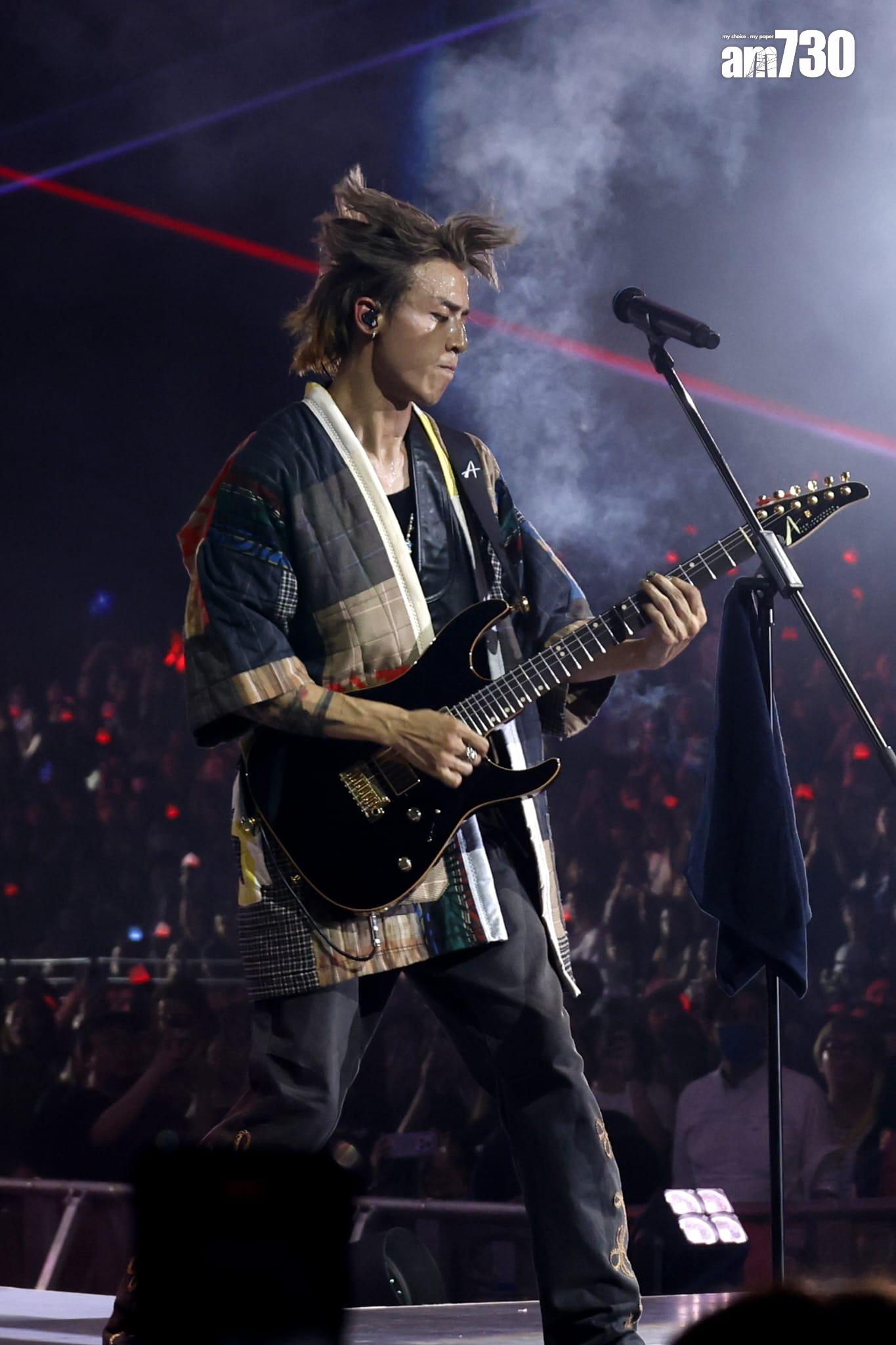 AK因手指受傷曾停練結他,為演唱會重新練習。(林俊源攝)