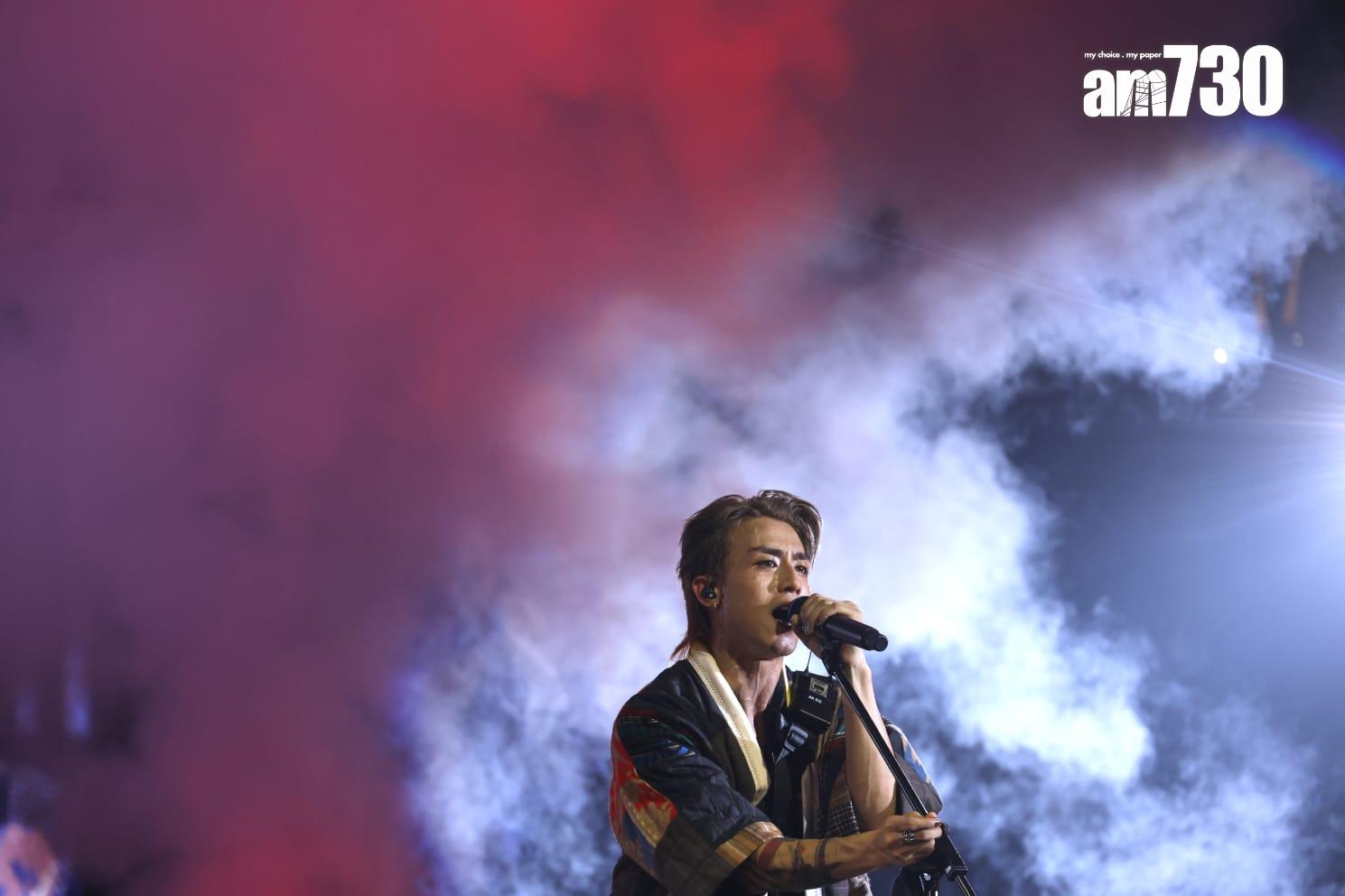 AK因手指受傷曾停練結他,為演唱會重新練習。(林俊源攝)