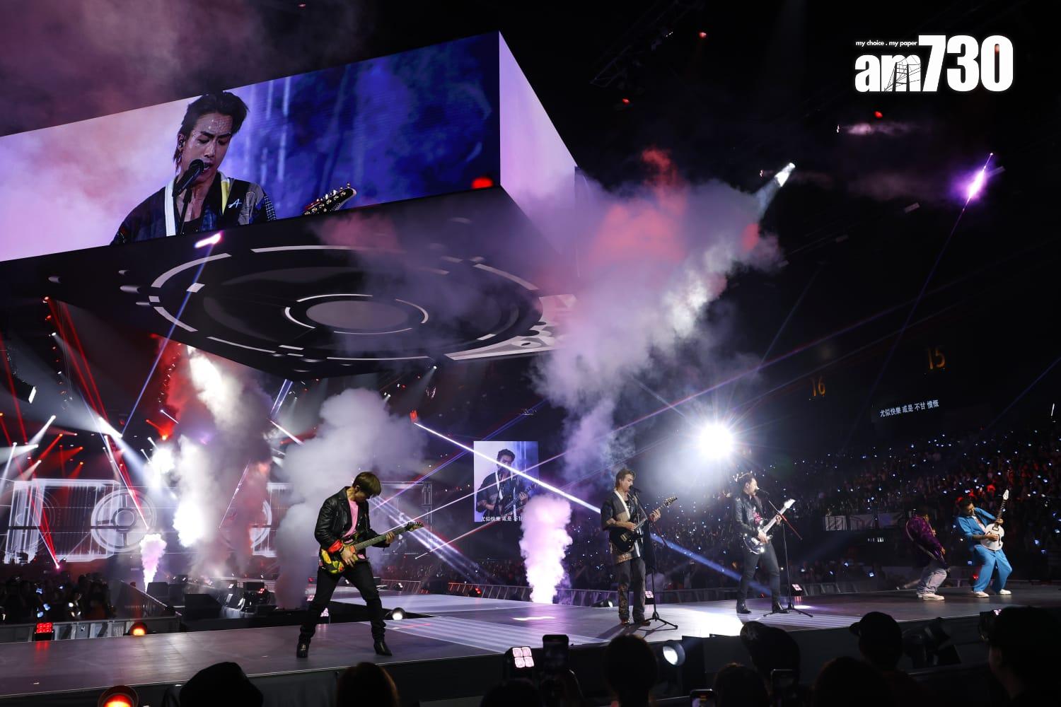 AK因手指受傷曾停練結他,為演唱會重新練習。(林俊源攝)