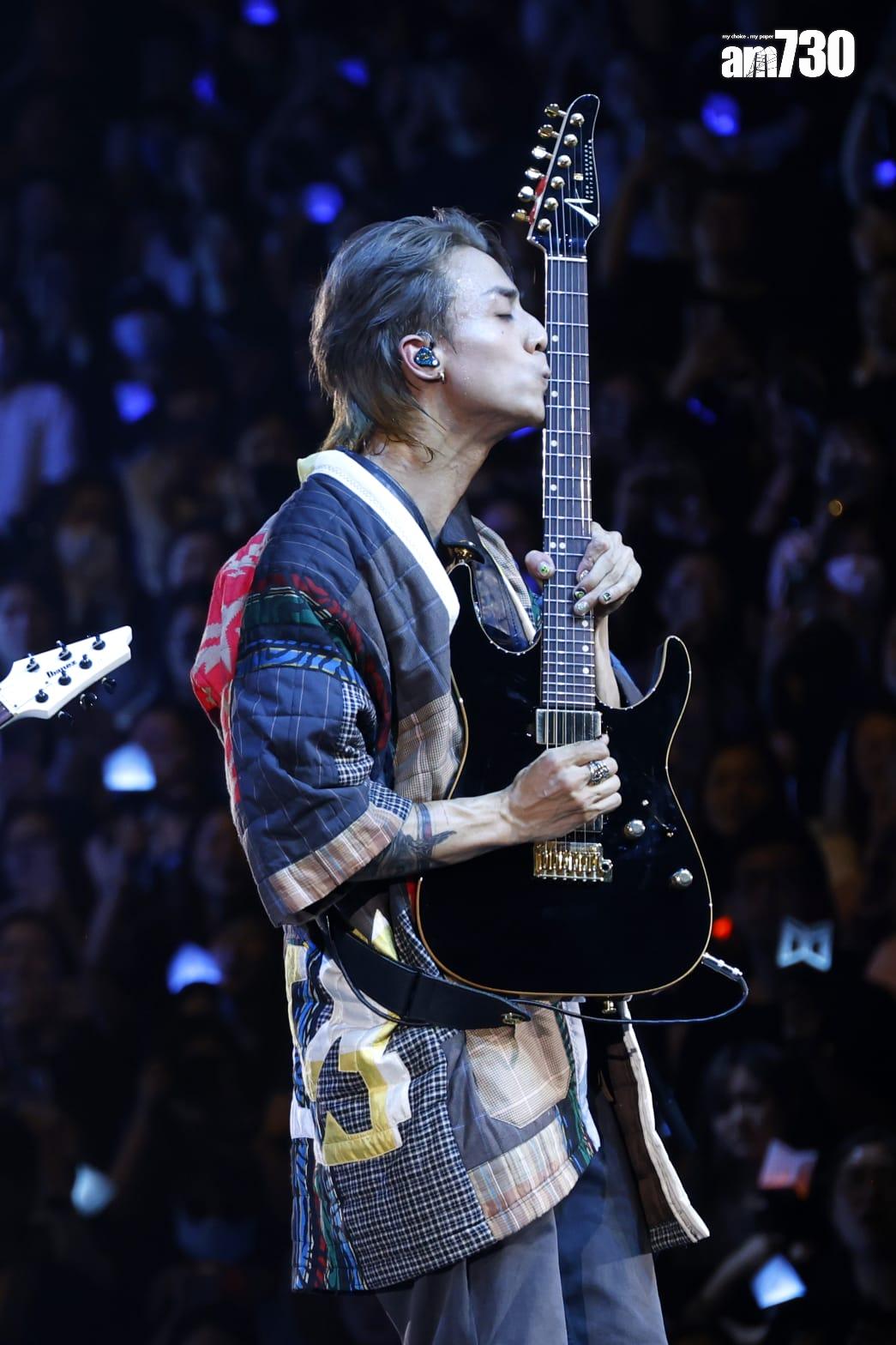 AK重新練習結他,自言表演時緊張到雙手滴汗。(林俊源攝)