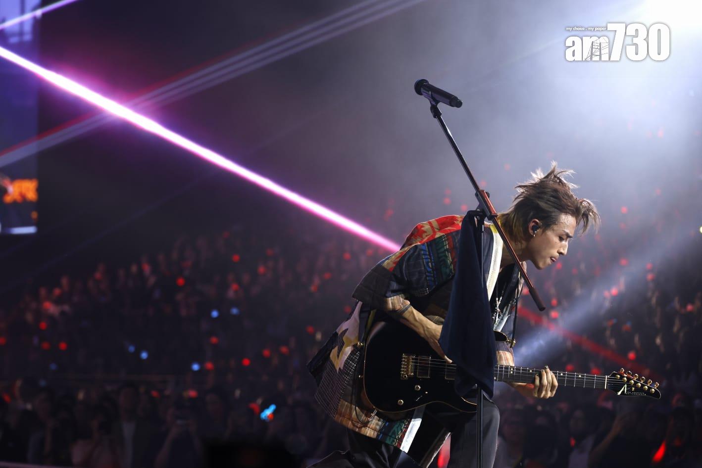 AK重新練習結他,自言表演時緊張到雙手滴汗。(林俊源攝)