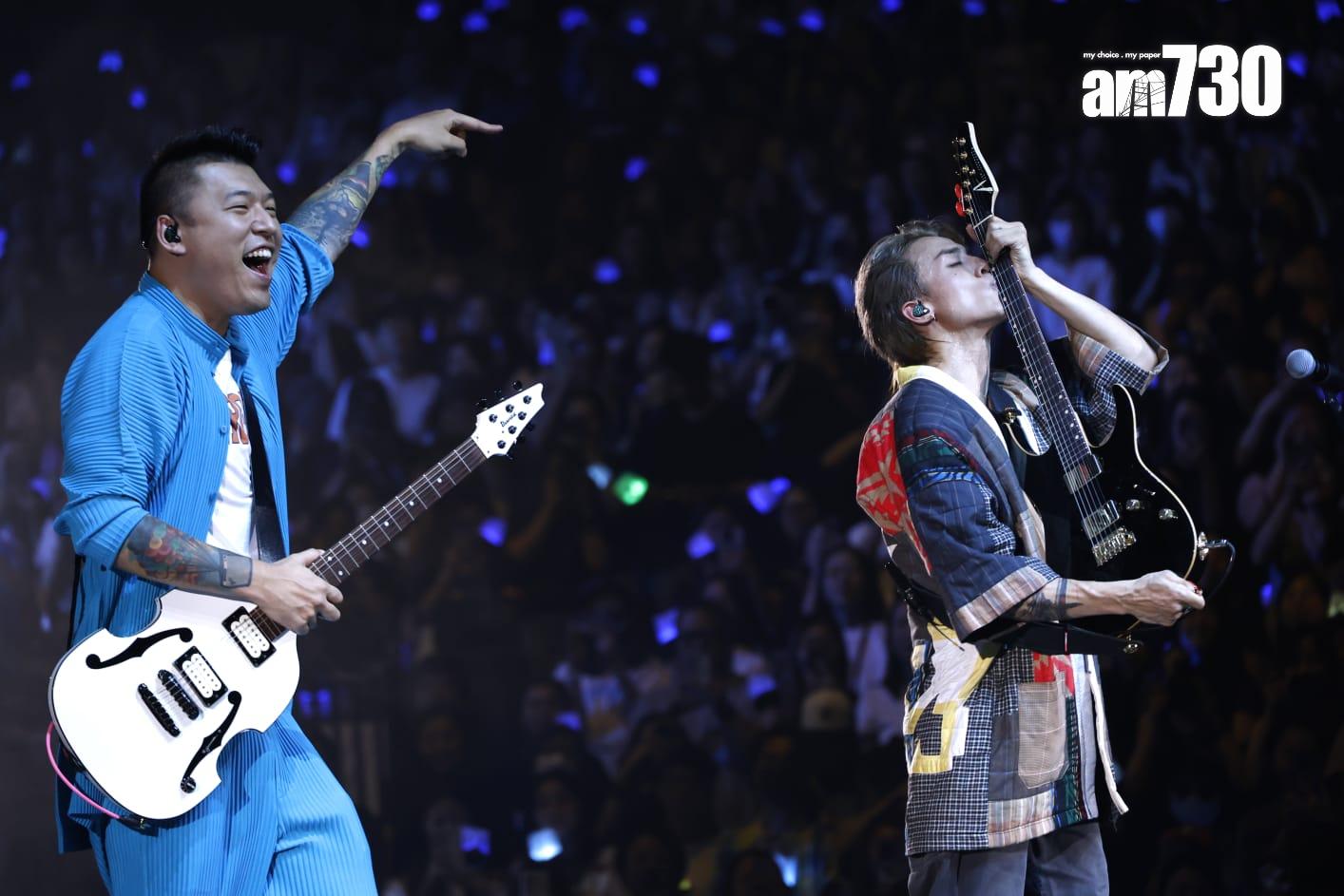 AK重新練習結他,盼下次演出能有更佳表現。(林俊源攝)