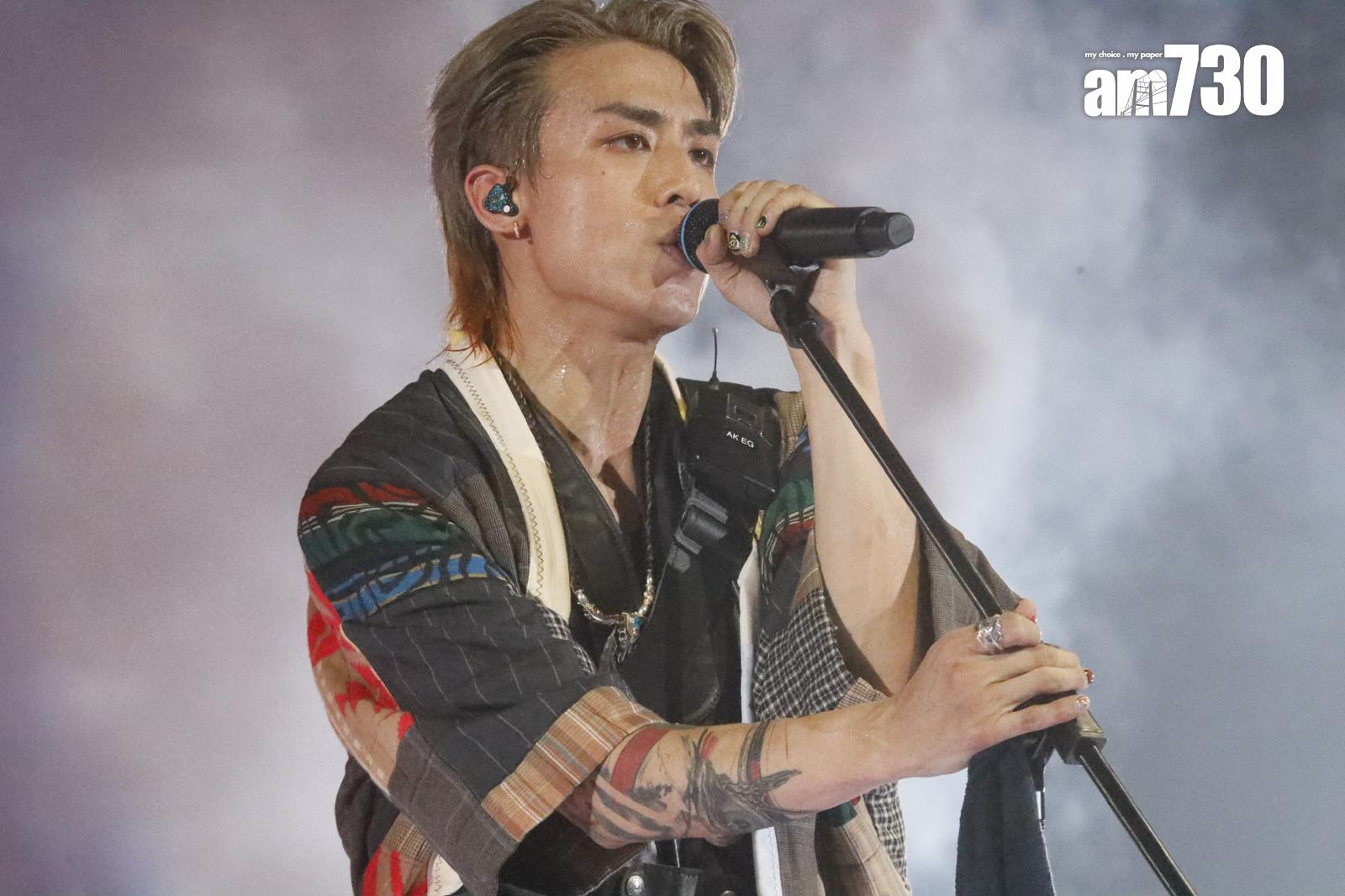 AK化身Band友自彈自唱。