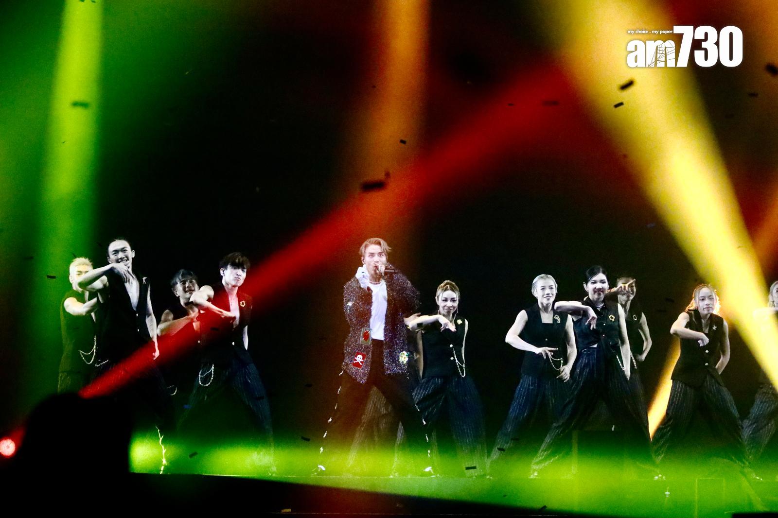 AK在演唱會上跳唱郭富城的金曲《對你愛不完》。(娛樂組攝)