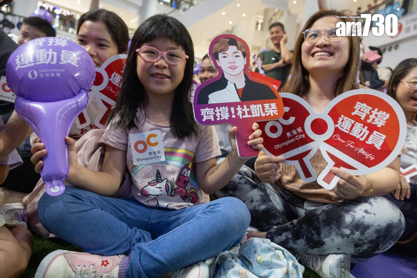 巴黎奧運|黃鎮廷杜凱琹在乒乓球混雙銅牌戰負南韓組合得第,市民到奧海城商場打氣。(蘇文傑攝)