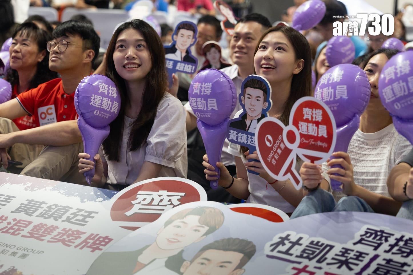 巴黎奧運|黃鎮廷杜凱琹在乒乓球混雙銅牌戰負南韓組合得第,市民到奧海城商場打氣。(蘇文傑攝)