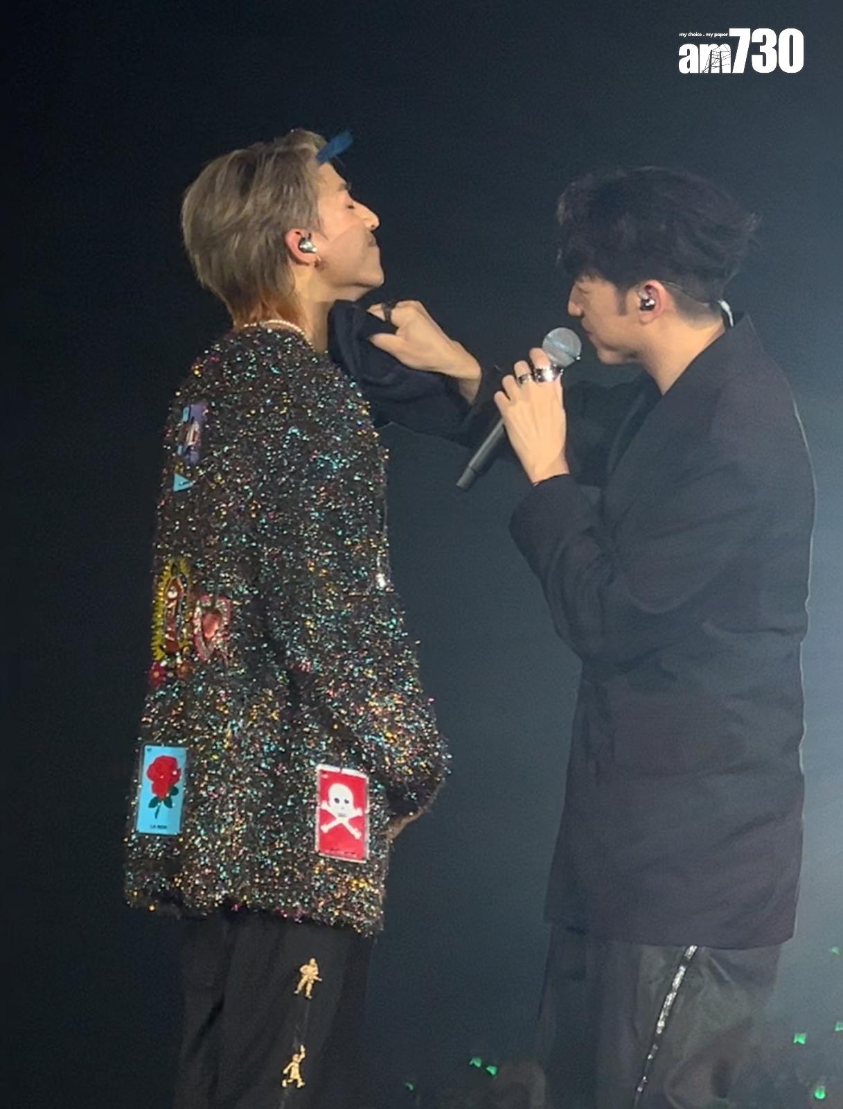 馮允謙為AK抹汗。(娛樂組攝)