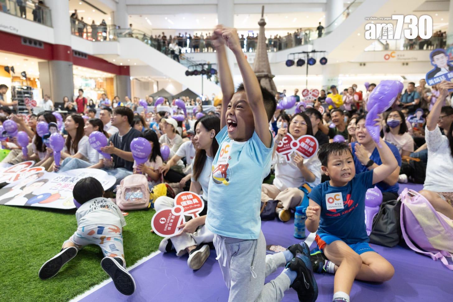 巴黎奧運|黃鎮廷杜凱琹在乒乓球混雙銅牌戰負南韓組合得第,市民到奧海城商場打氣。(蘇文傑攝)