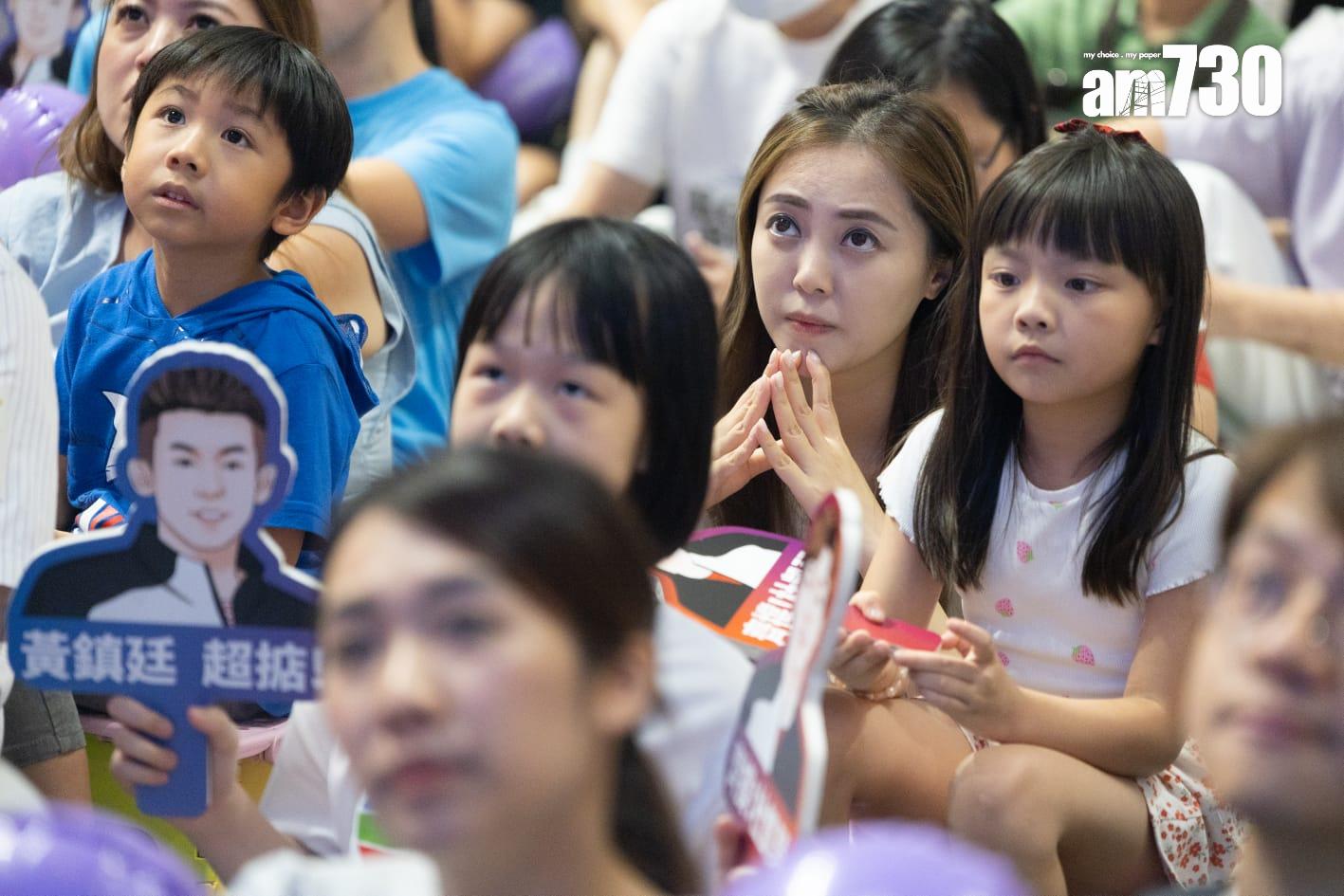 巴黎奧運|黃鎮廷杜凱琹在乒乓球混雙銅牌戰負南韓組合得第,市民到奧海城商場打氣。(蘇文傑攝)