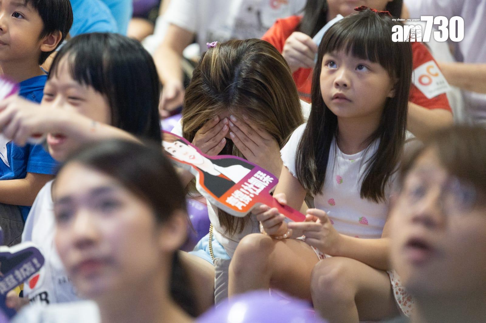 巴黎奧運|黃鎮廷杜凱琹在乒乓球混雙銅牌戰負南韓組合得第,市民到奧海城商場打氣。(蘇文傑攝)