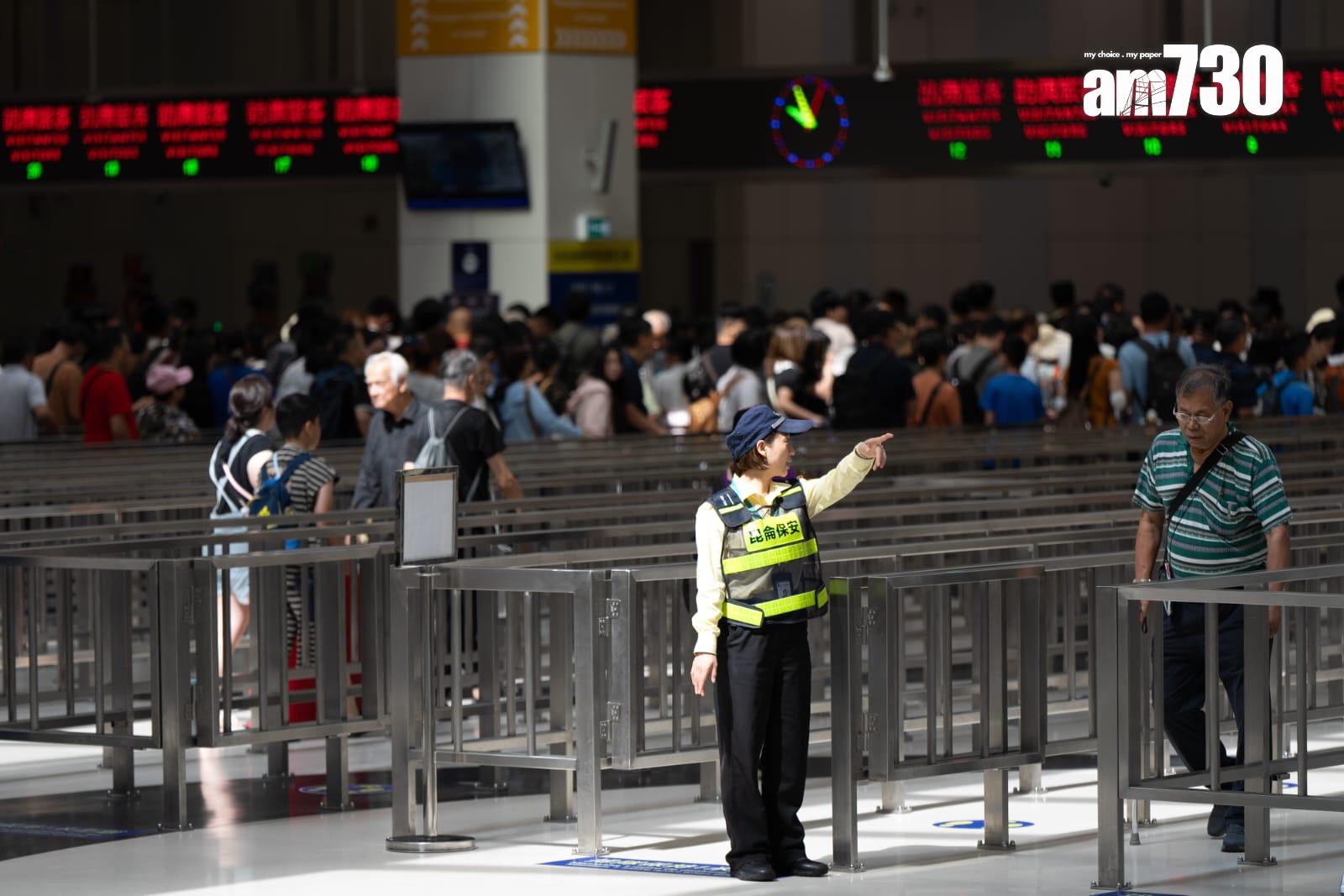 「港澳通關互用二維碼服務」將正式啟用,合資格香港居民開通後,即可於澳門自助通道過關。(林靄怡攝)