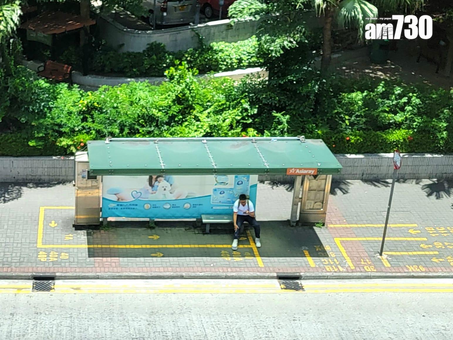 本港中午出現「日當頭」曬到無影的奇景。(林俊源攝)