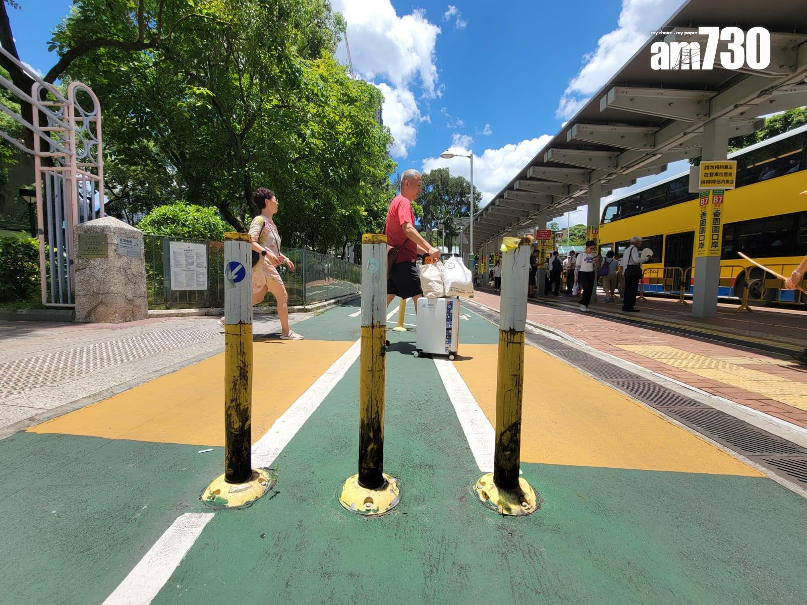 本港中午出現「日當頭」曬到無影的奇景。(錘式明攝)