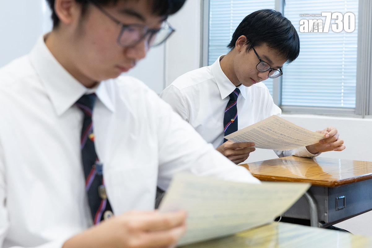 DSE放榜 2024|喇沙書院學生早上回校領取DSE成績單。(蘇文傑攝)