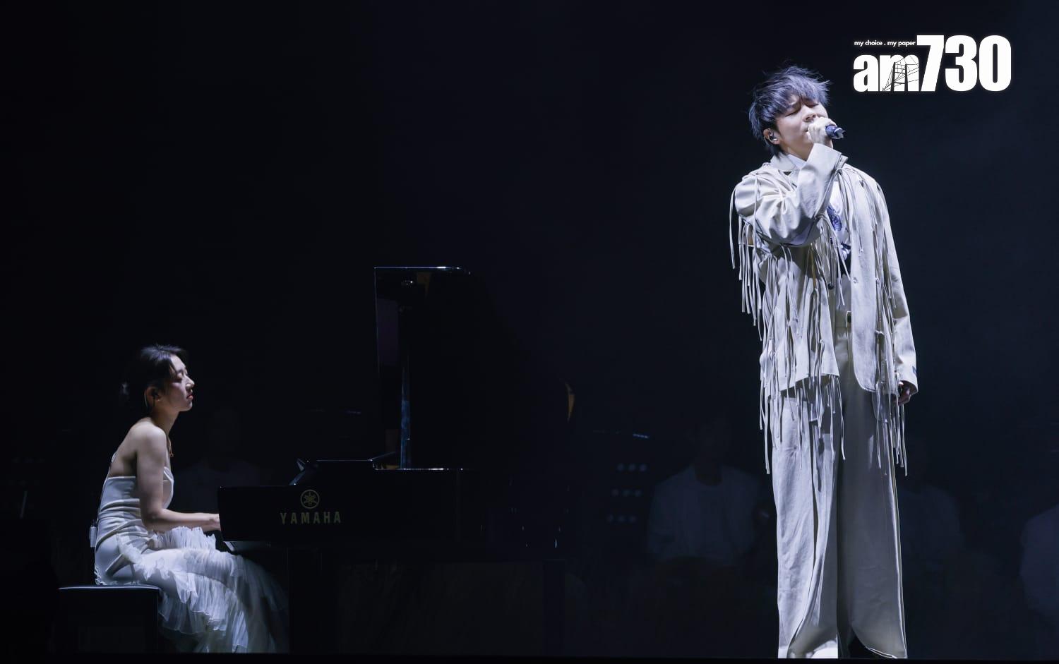 靚女鋼琴家張貝芝Joyce彈琴伴奏。 (蘇文傑攝)