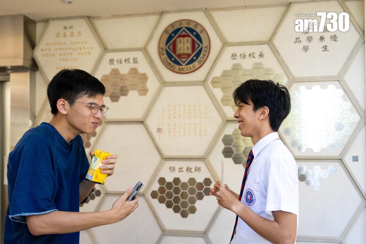 DSE放榜2024|鄺弘哲(右)指將來會留港發展。(林靄怡攝)