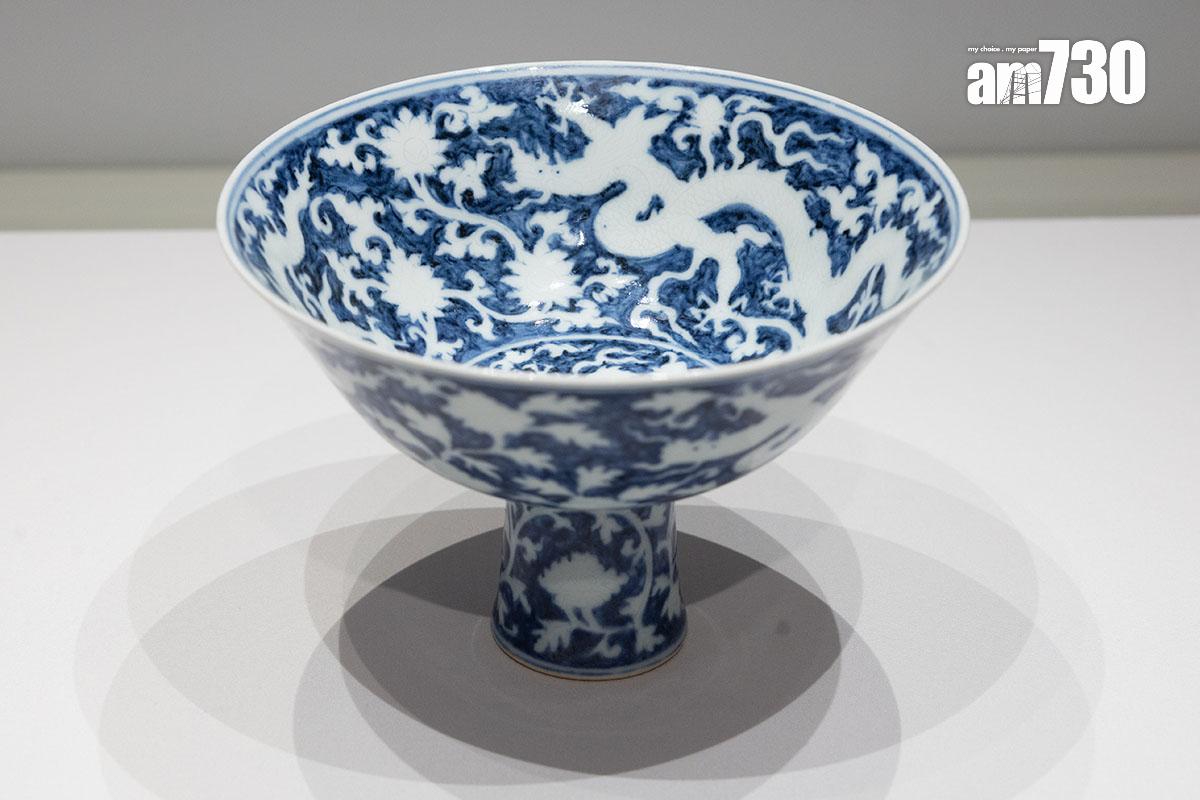 香港故宮文化博物館舉辦明代陶瓷珍品展覽,圖為青花地留白龍穿花紋高足碗。(蘇文傑攝)