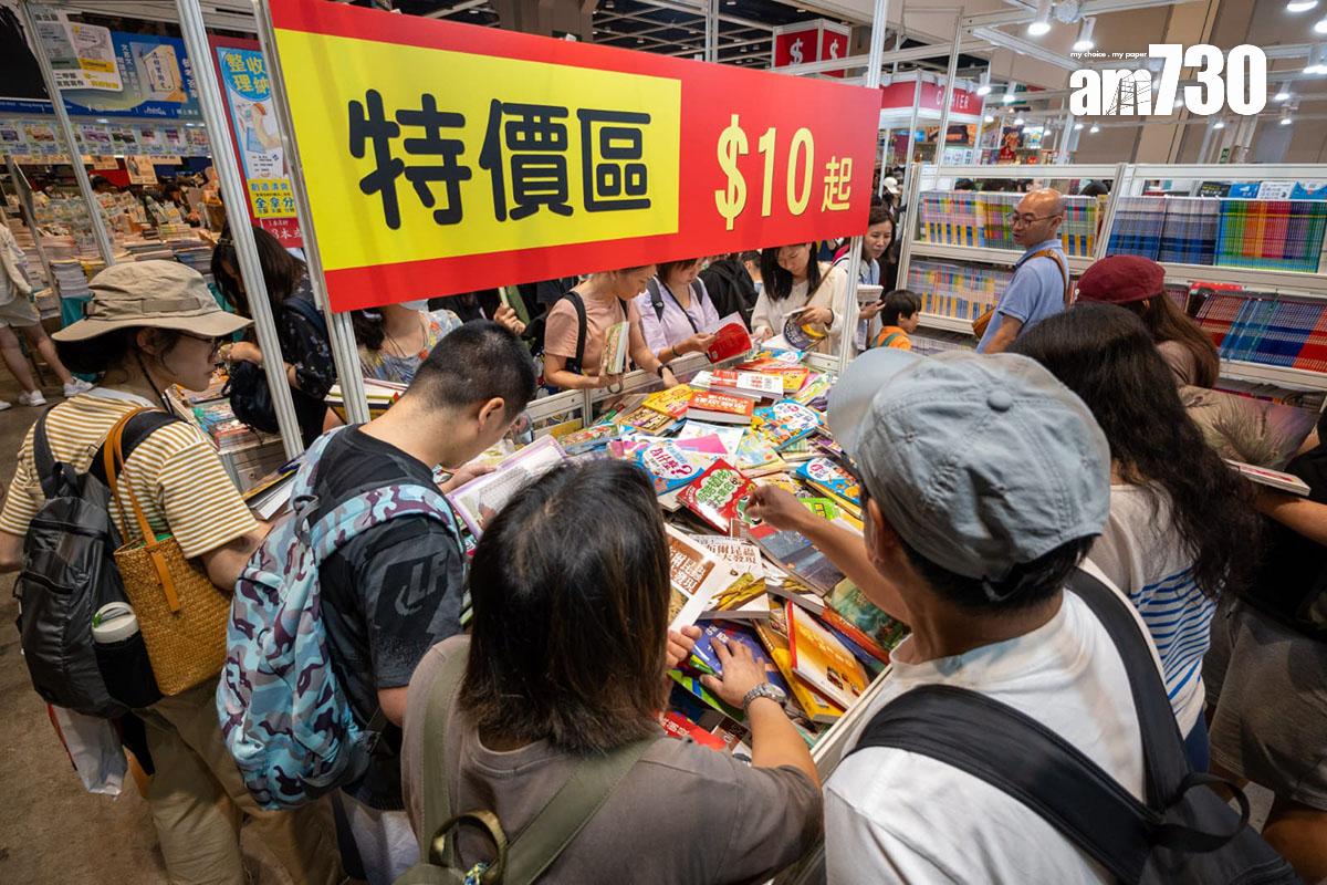 周日書展場內人頭湧湧。(陳奕釗攝)