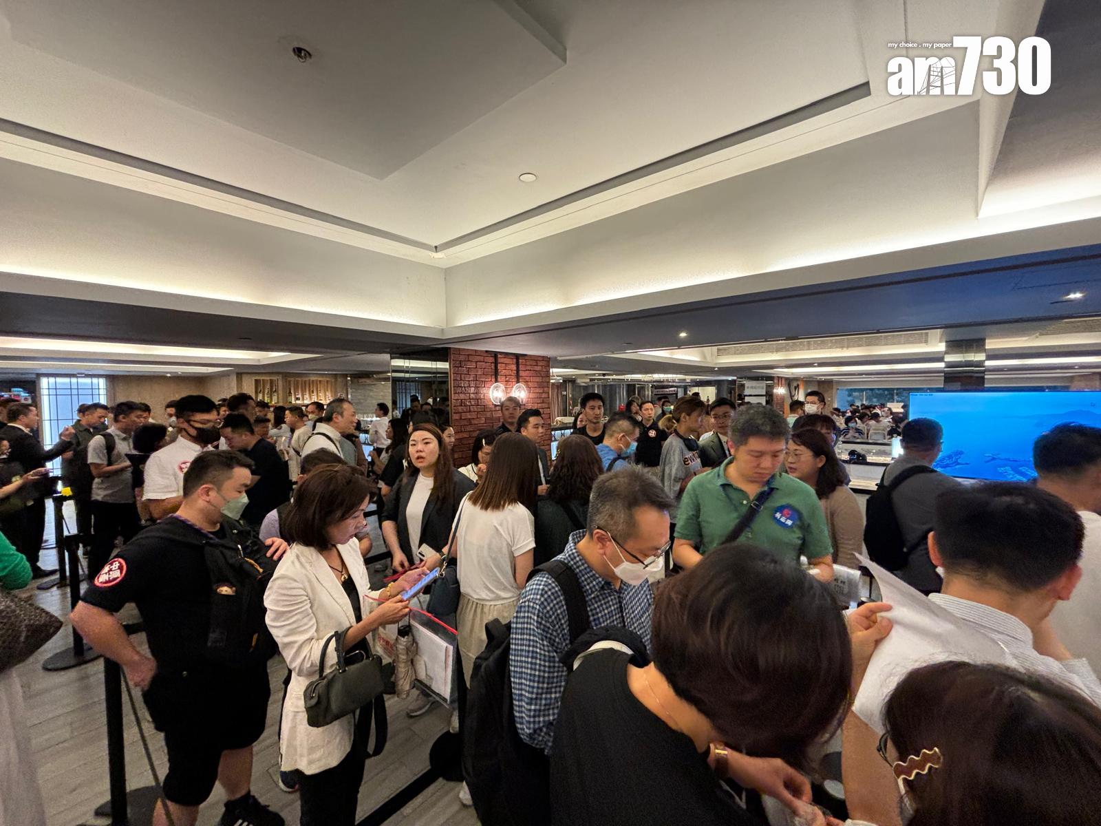 「黃金海灣」第1期「意嵐」今日進行次輪銷售139伙,現場所見人山人海,準買家等待揀樓,氣氛熱鬧。