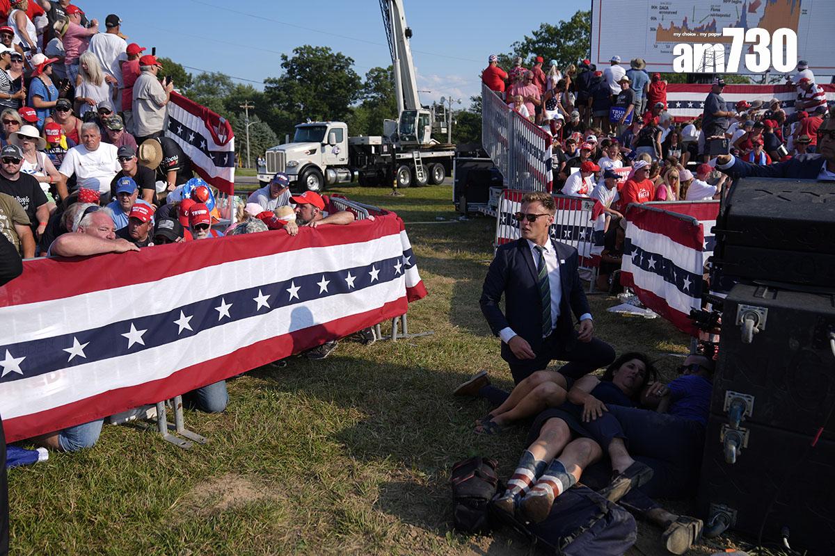 特朗普遇刺後由大批特工護送離開,現場一片混亂。(美聯社)