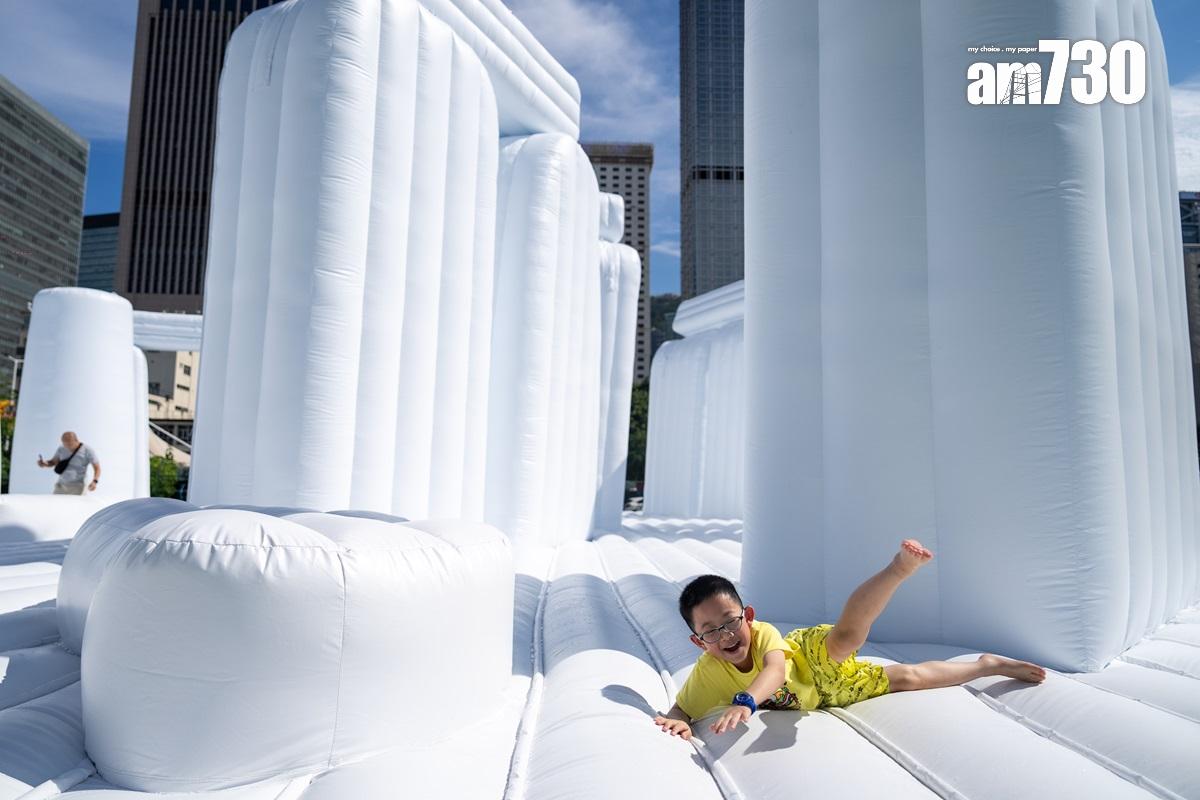 「中環夏誌」活動展出5個巨型充氣藝術裝置「充氣奇蹟」。(林靄怡攝)