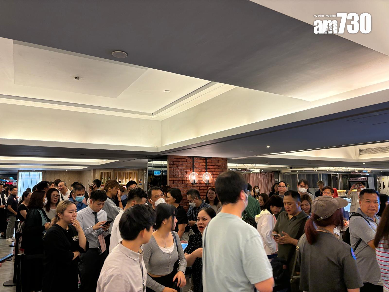 「黃金海灣」第1期「意嵐」今日進行次輪銷售139伙,現場所見人山人海,準買家等待揀樓,氣氛熱鬧。