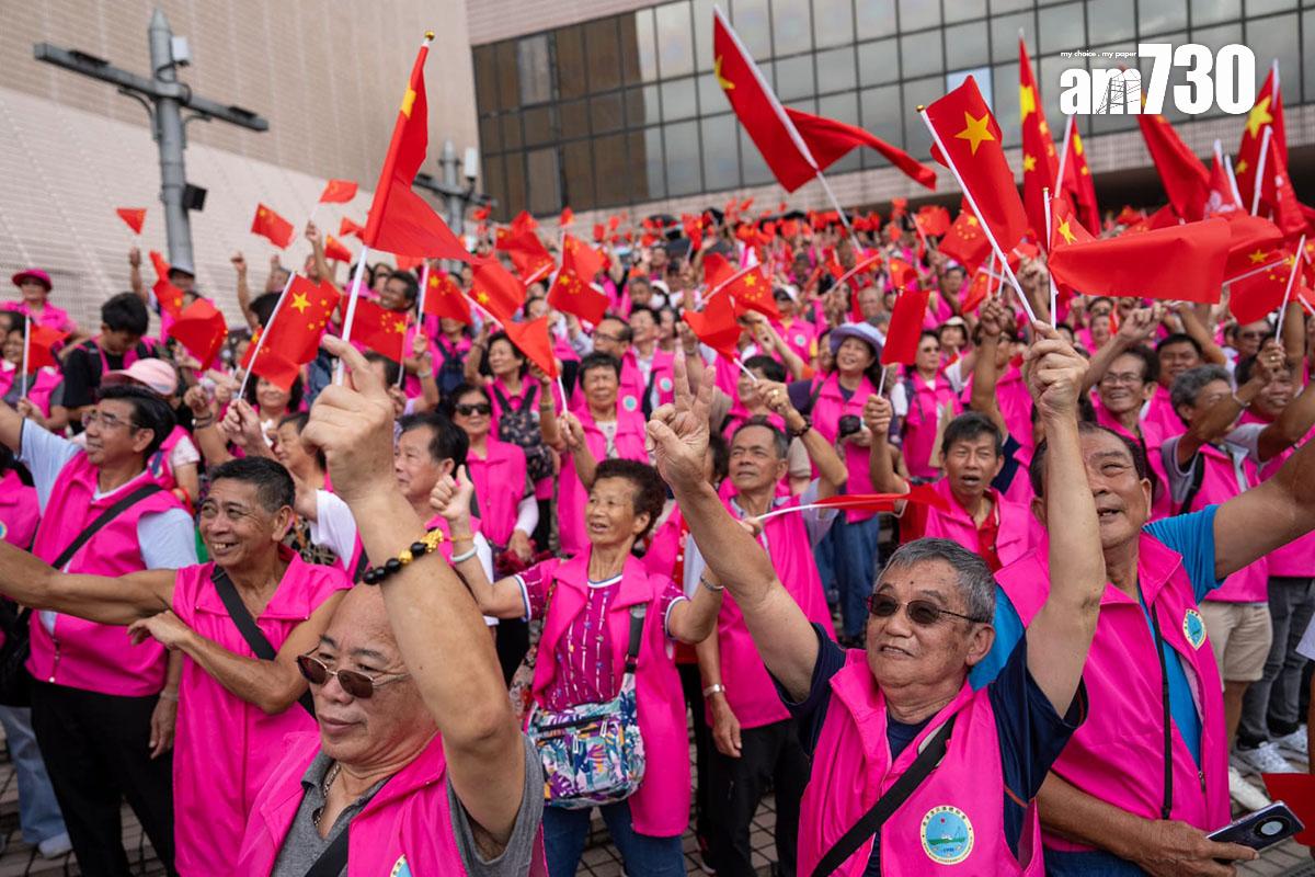 慶回歸漁船巡遊在尖沙咀舉行啟航禮,大批市民在場揮舞國旗和區旗。(林靄怡攝)
