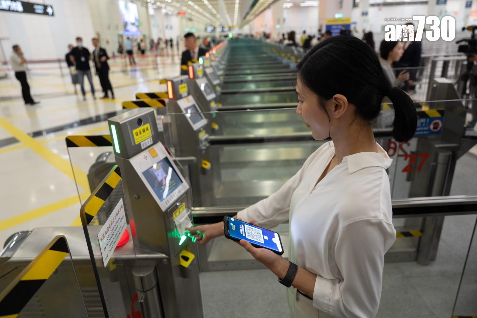 「港澳通關互用二維碼服務」將正式啟用,合資格香港居民開通後,即可於澳門自助通道過關。(林靄怡攝)