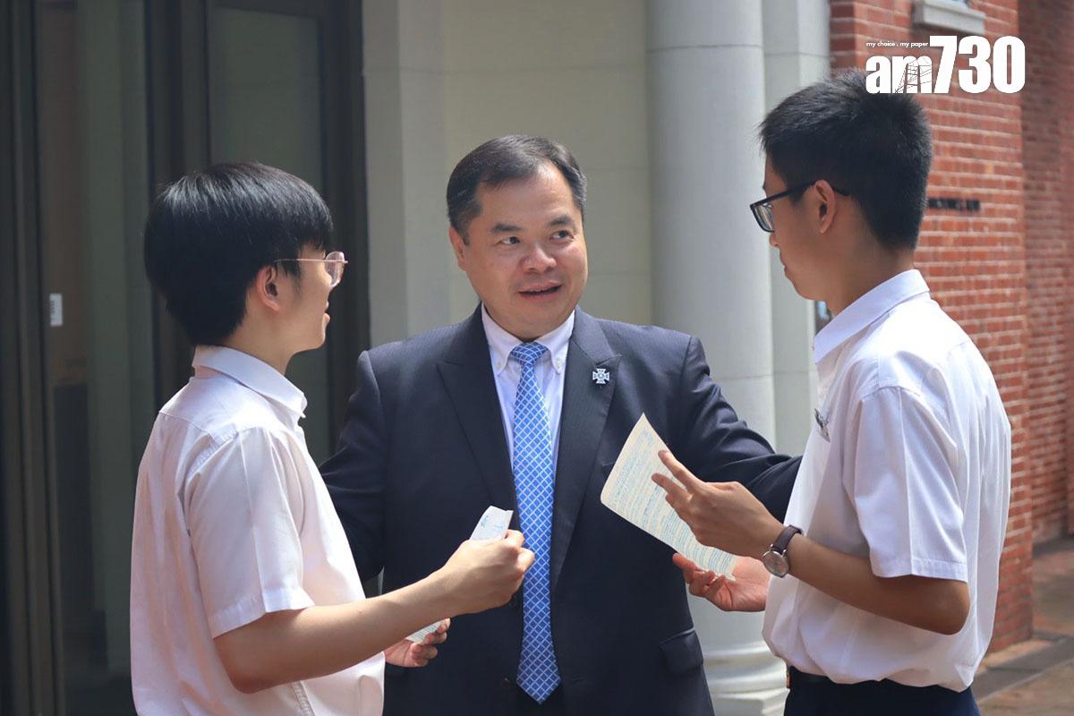 DSE放榜2024|聖保羅男女中學誕生兩名超級狀元。(林嘉瑩攝)