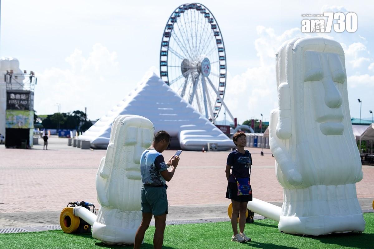 「中環夏誌」活動展出5個巨型充氣藝術裝置「充氣奇蹟」。(林靄怡攝)