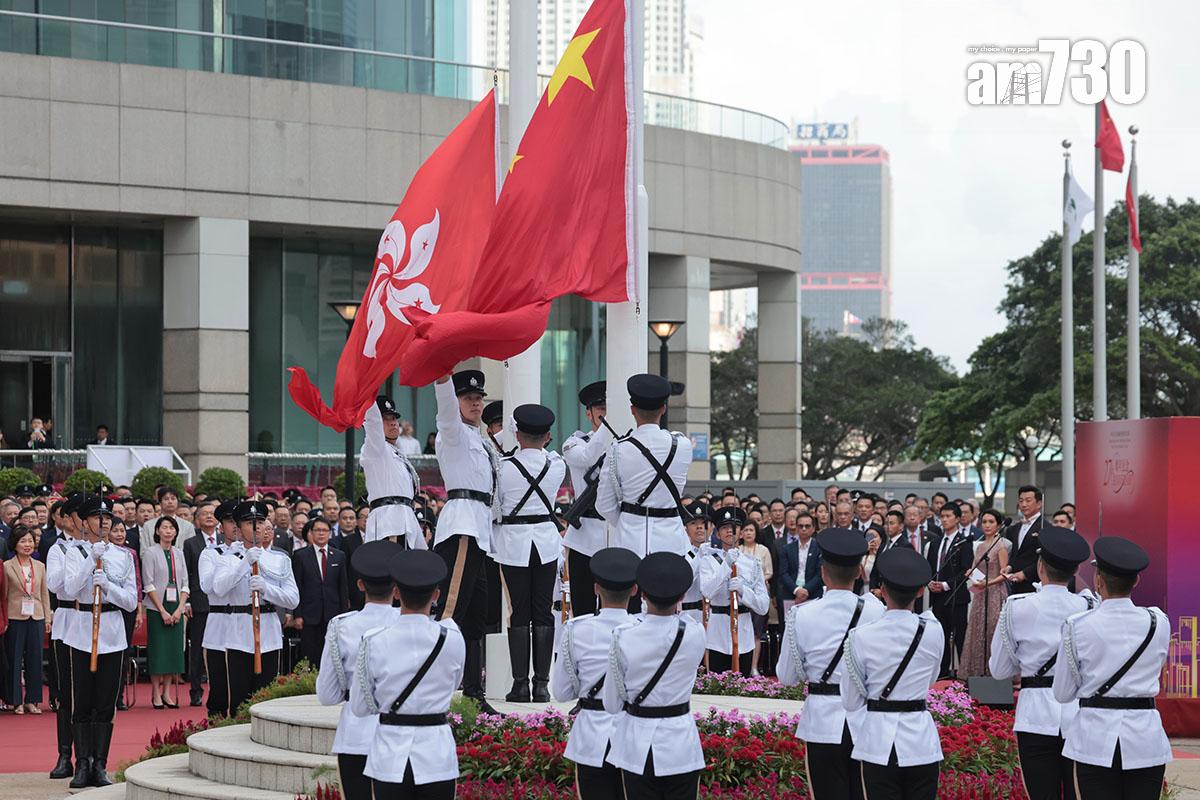 香港回歸27周年,政府在灣仔金紫荊廣場舉行升旗儀式。(中通社)