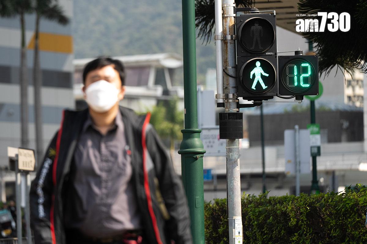 運輸署正在東涌達東路一個行人過路處,試驗新款「行人交通燈號倒數計時器」。(資料圖片)