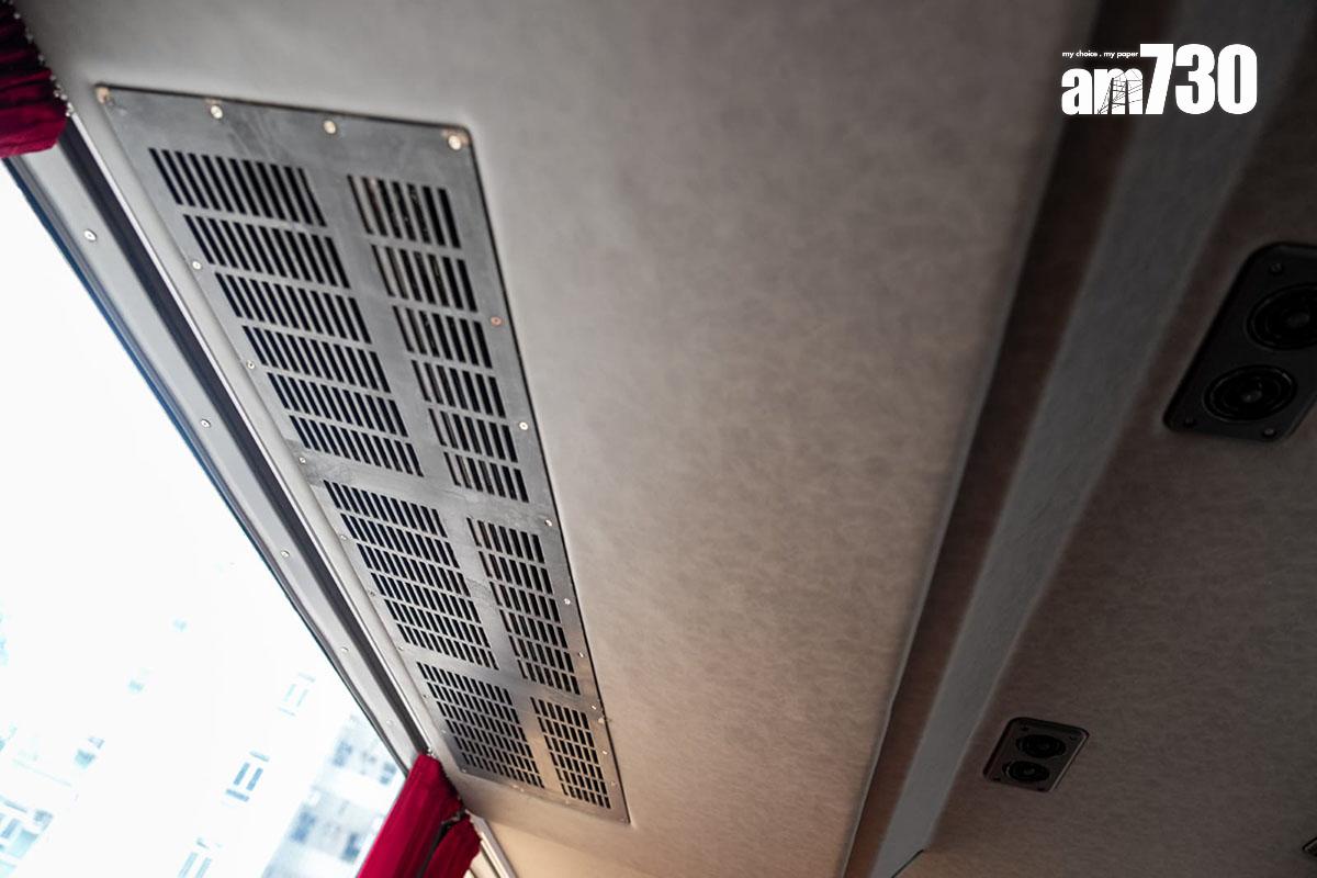 城巴用接近兩年時間完成復修「大食鬼」,車廂回到九十年代模樣。(林靄怡攝)